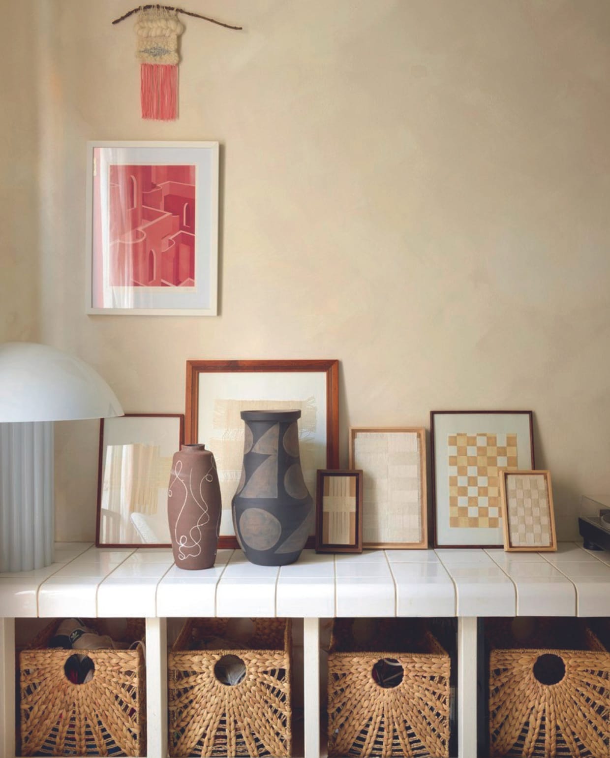 Roze kunstwerk Charlotte Taylor, weefsel Studio Mond, tegels Dtile, lamp HKliving, manden Ikea. vtwonen 08-2024 | fotografie Rachael Smith