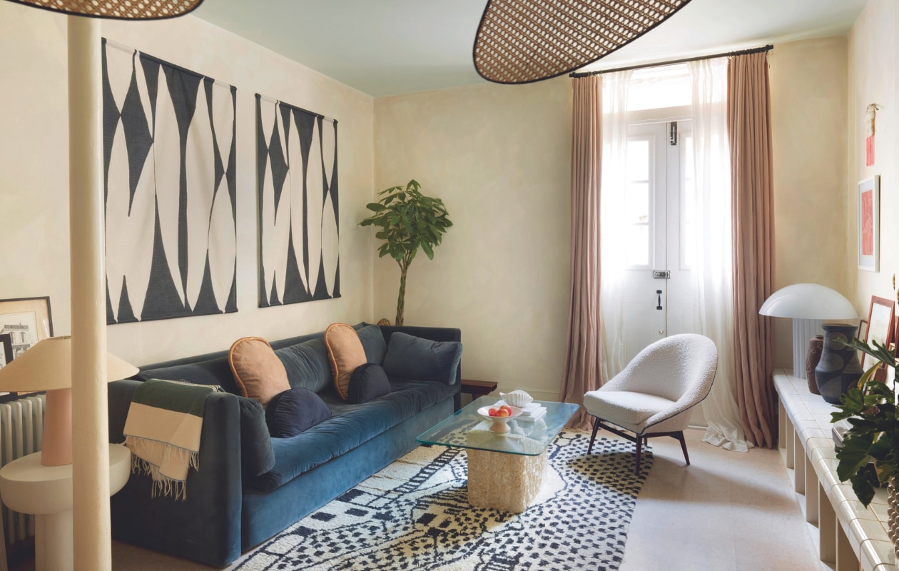 Bank Hay, kussens Flots. Bijzettafel 101 Copenhagen. Wandkleden en tafellampen HKliving. Stoel vintage, bekleding Romo. Tegels op dressoir Dtile. Marokkaans vloerkleed via Etsy. Kalkverf Bauwerk. vtwonen 08-2024 | fotografie Rachael Smith