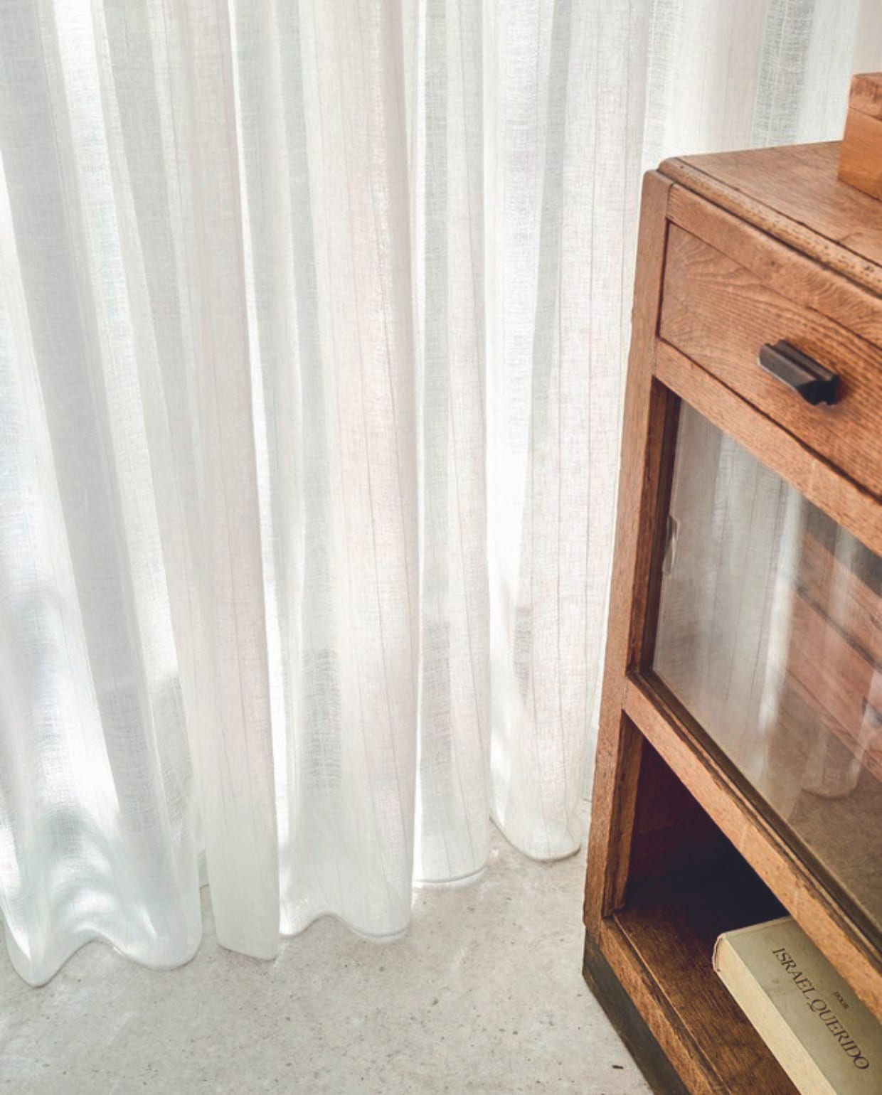 Inbetween transparant gordijn op maat in stof Wide Stripes, kleur Ecru White Stripe (2316), per meter vanaf € 27,99.M.m.v. kringloop (kast), moduleo.com (vloer). vtwonen 08-2024 | styling Kim van Rossenberg | fotografie Sjoerd Eickmans