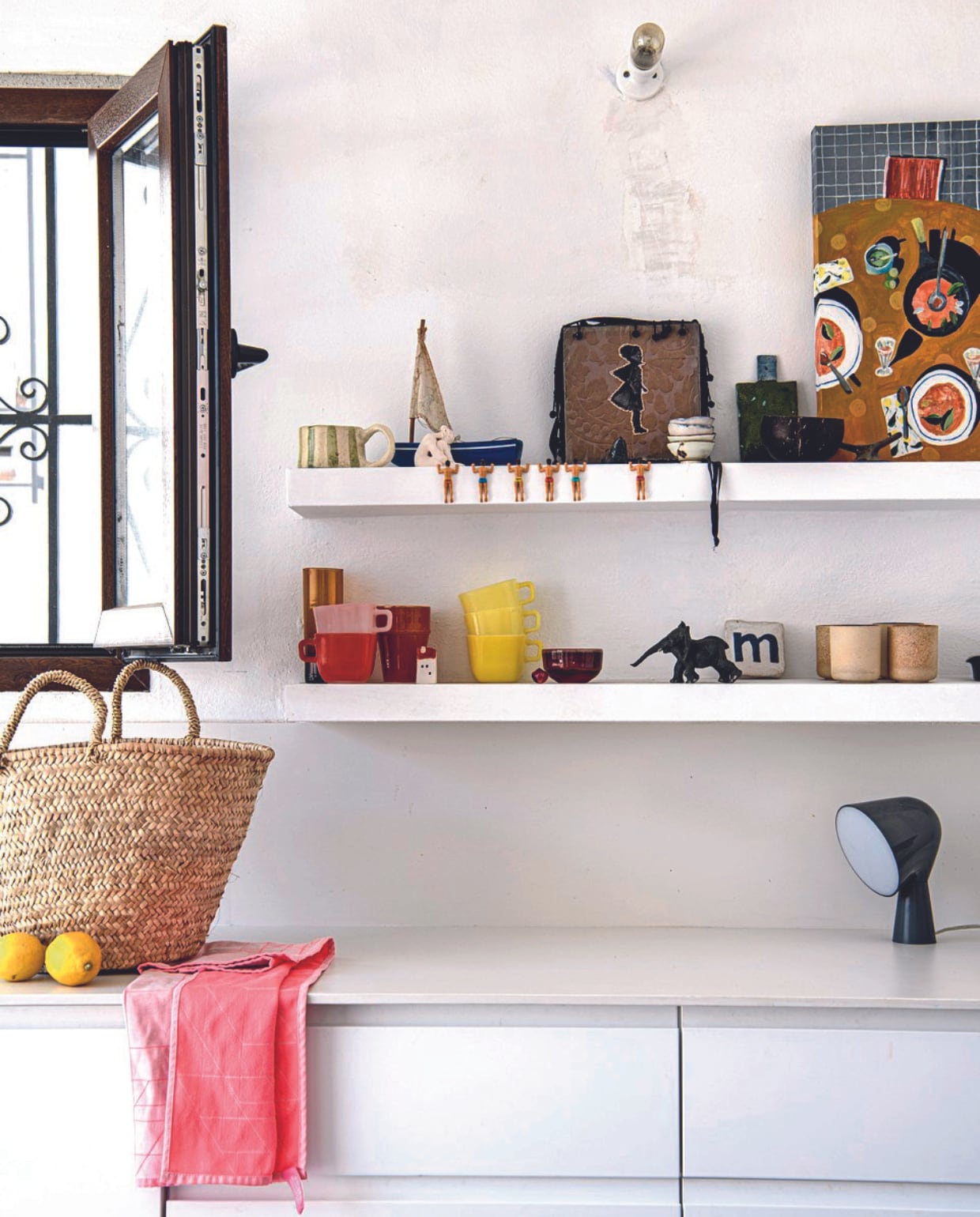Schilderij paëlla Spaanse lunch zelfgemaakt, zwarte lamp Binic van Foscarini, theedoek Hay, bekers keramist Magari Things, mand uit Gata de Gorgos. vtwonen binnenkijkspecial 07-2024 | productie Insidehomepage | styling Esther Loonstijn | fotografie Louis Lemaire