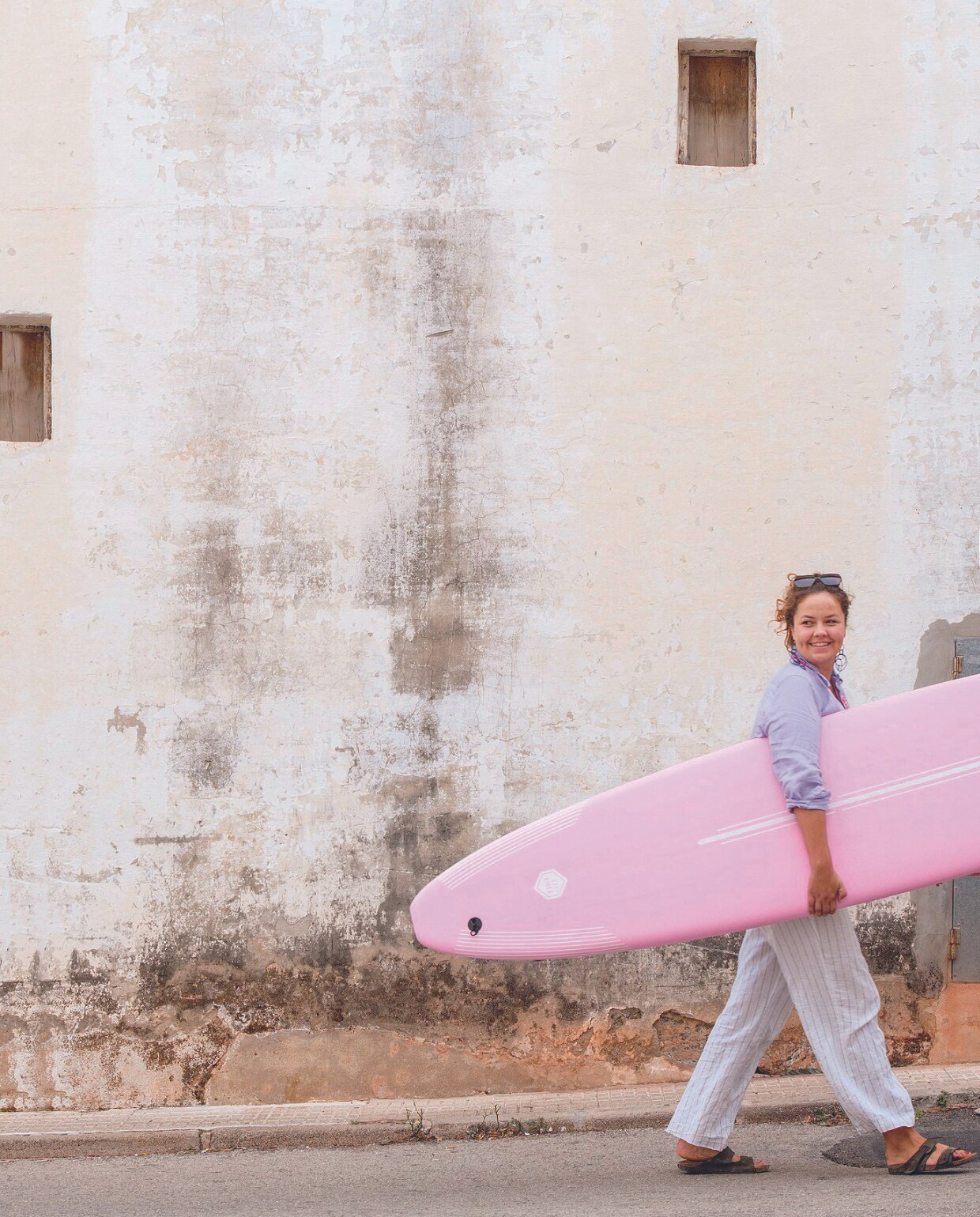Surfplank surfshop Denia. vtwonen binnenkijkspecial 07-2024 | productie Insidehomepage | styling Esther Loonstijn | fotografie Louis Lemaire