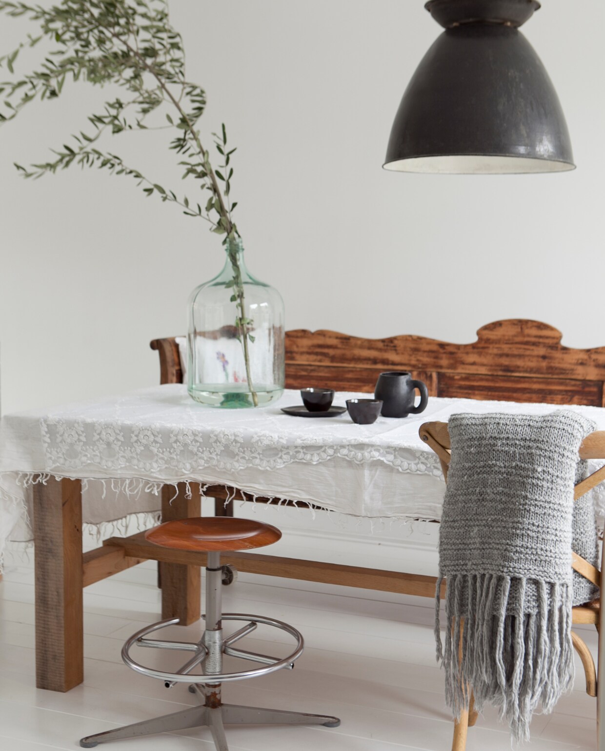 abriekslamp en kruk zijn gekocht bij Hooykaas, het tafelkleed en de plaid bij H&amp;M. Zwarte kopjes [via Cleo], de zwarte mok is een cadeau uit Brazilië. vtwonen 05-2013 | styling Cleo Scheulderman | fotografie Jitske Hagens