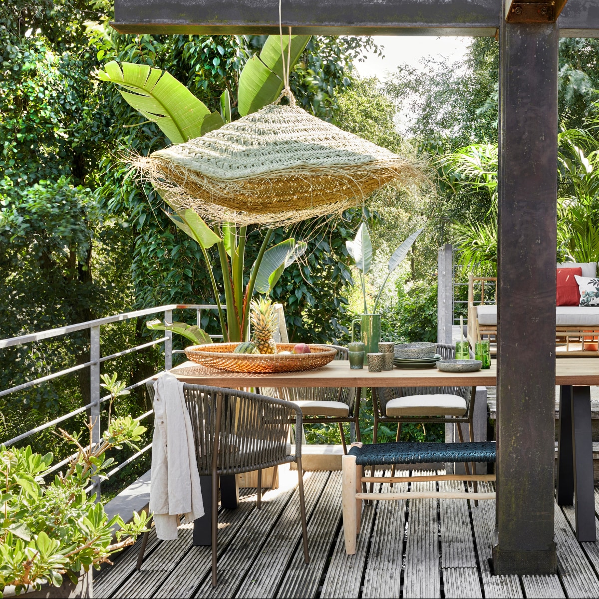 Outdoor eettafel Tablo met A-poot van metaal € 599,- (woood.nl). Tuinstoelen Yanet van Kave Home, per stuk € 128,40, bamboe daybed van Exotan € 579,-, houten plantenbak Marrone Cube L € 112,99 (vtwonen.nl). Bank met groene macramé zitting, prijs op aanvraag, grijs-groene mand Nile, per set van 2 € 55,-, vloerkleed Wabi Sabi, 150x220 cm € 249,- (zenzahome.com). Grote bamboe schaal € 44,95, grijze borden Odile, per set van vier € 37,95 (loods5.nl). Gevlochten hanglamp € 149,50 (householdhardware.nl). Groene mokken 70’s Grass, per stuk € 6,75, groene borden 70’s, per stuk € 27,95, gebloemd kussen Kyoto € 24,95 (hkliving.nl). Groen conisch glas, per stuk € 4,50 (householdhardware.nl). Steenrood linnen kussen Vigdis € 6,99, steenrood linnen doek Dytag € 59,99 (ikea.nl). vtwonen Tuin 06-2022 | styling Moniek Visser | fotografie Peggy Janssen