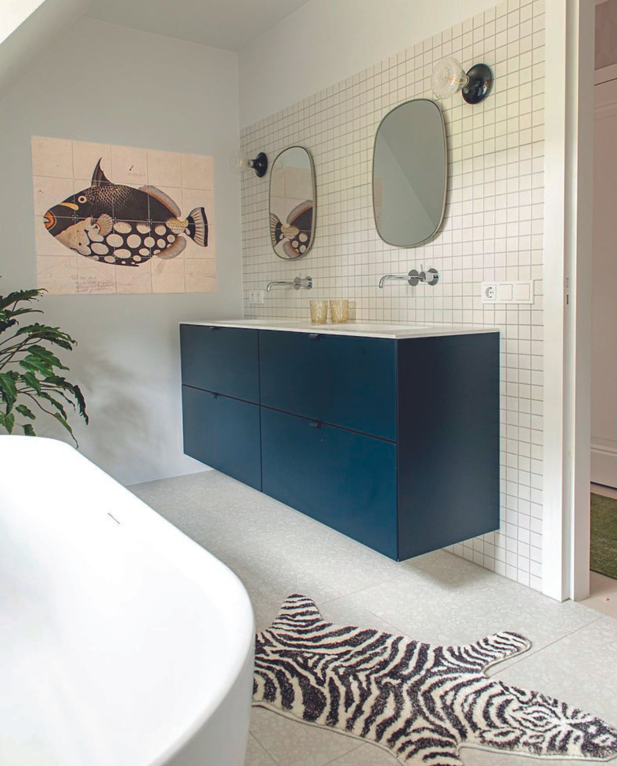Wandtegels Estere Ceramica. Wastafel Van den Berg Keukens, kunstwerk Ixxi, spiegels Muuto, vloerkleed Karwei. vtwonen 08-2024 | styling Jeske Weel | fotografie Caroline Coehorst
