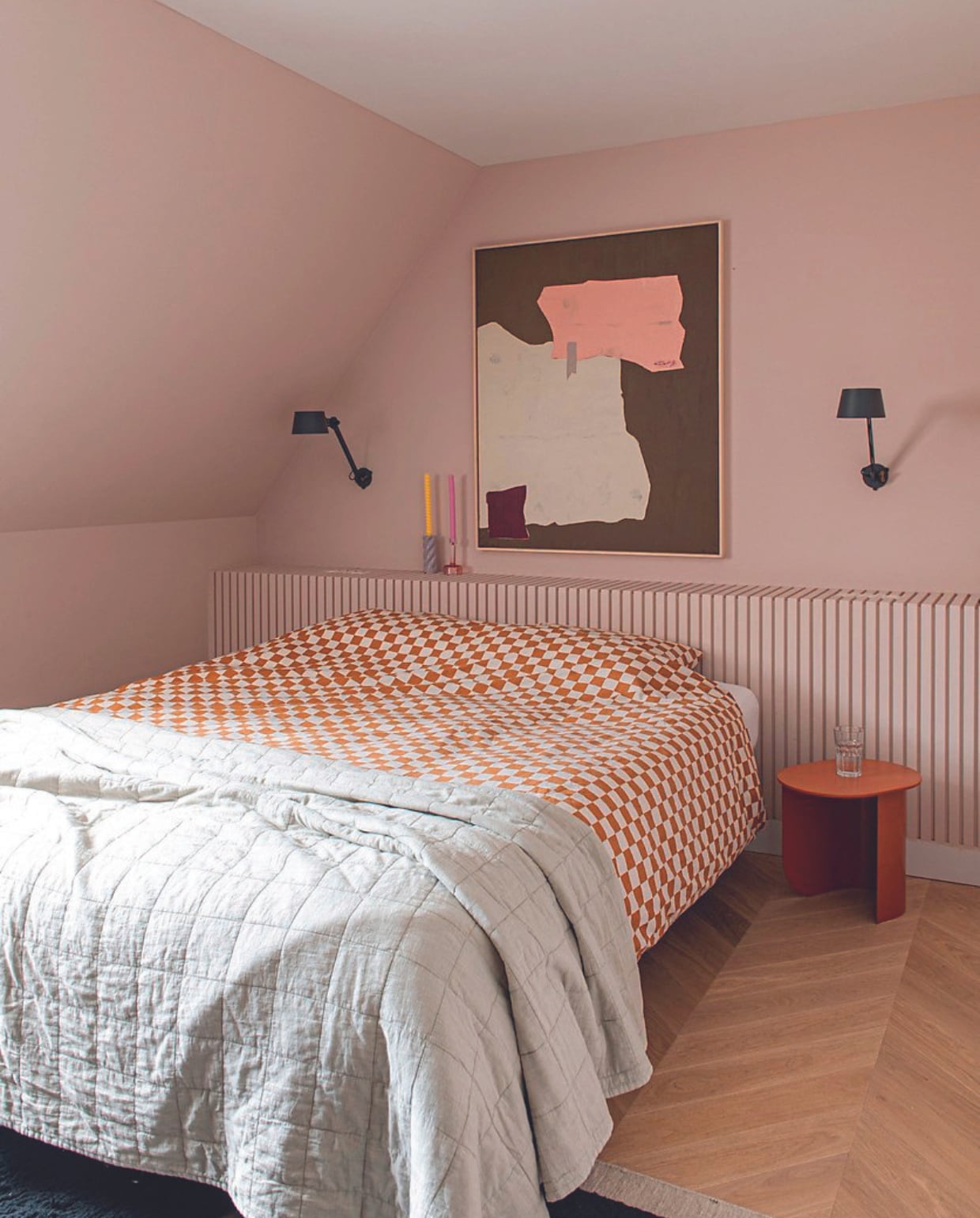 Vloer De Paal Parket. Muurverf Morning Tea van Painting the Past. Wandlampen Tonone, schilderij HKliving, kandelaars en bijzettafel Fést, sprei H&amp;M, vloerkleed Nordic Knots. vtwonen 08-2024 | styling Jeske Weel | fotografie Caroline Coehorst