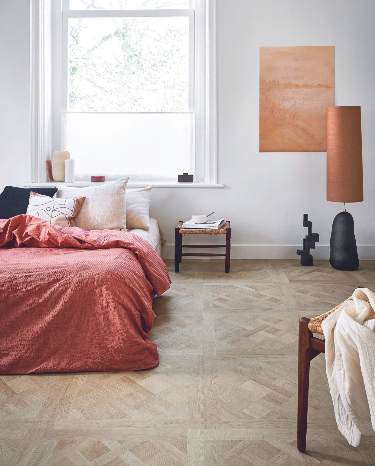 Pvc-vloer Royal in Natural, 61x61 cm, dryback per m² € 46,95.M.m.v. vtwonen.nl/shop (lamp en kussens van Ferm Living, stoel van Dutchbone, dekbedovertrek van Crisp Sheets, beddengoed van Beddinghouse), tinystories.nl (print), urbannatureculture.com (kunstobject) vtwonen 08-2024 | styling Marlies Does | fotografie Sjoerd Eickmans