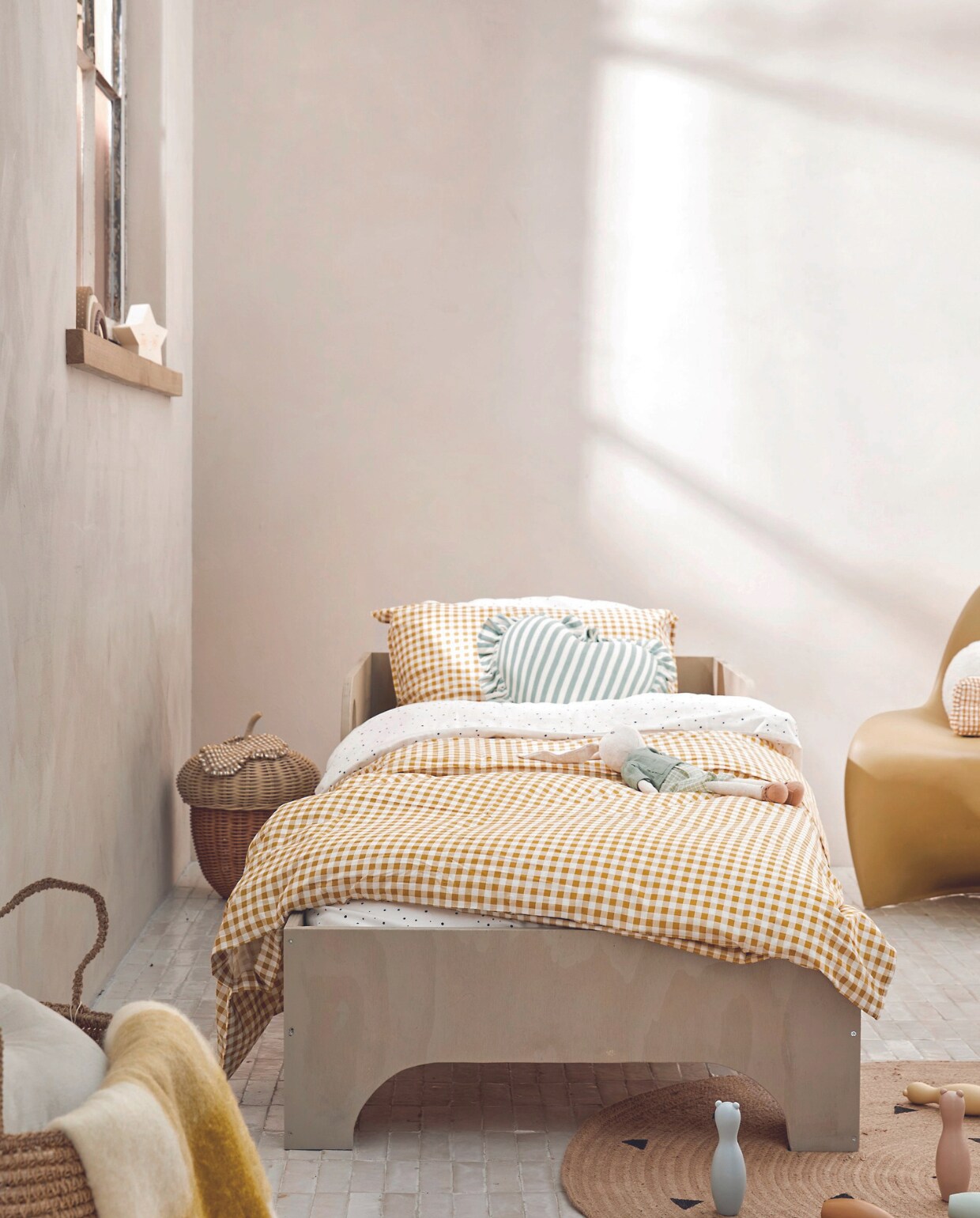 Juten vloerkleed van Ferm Living, 130 cm (Ø) € 69,-, papieren lampenkap Ellipse van Hay, 70x48 cm (Øxh) € 65,- rotan mand Eikel van Oyoy € 123,-, kussen in hartvorm € 39,99, oogmasker € 9,99, geel geblokt plaid, 130x180 cm € 69,99, wit velvet kussen € 29,99 (sissy-boy.com).Rieten mand € 59,99 speelgoedgitaar € 29,99,-, speelgoedbroodrooster € 29,99, bowlingspel € 22,99, speelgoedmuis op wielen € 12,99, houten regenboog € 22,99, stervormige nachtlamp € 15,99, stoffen knuffel haas € 22,99 (zarahome.com). Wit bolvormig kussen € 29,99, geel geruit dekbedovertrek, 140x200 cm € 24,99, dekbedovertrek met stippen, 140x200 cm € 24,99, opbergdoos € 9,99 (hm.com). vtwonen 08-2024 | styling Myla Griese | fotografie Louis Lemaire