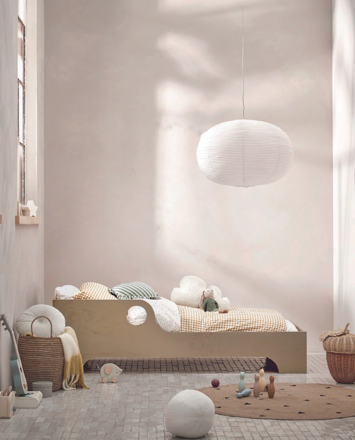 Juten vloerkleed van Ferm Living, 130 cm (Ø) € 69,-, papieren lampenkap Ellipse van Hay, 70x48 cm (Øxh) € 65,- rotan mand Eikel van Oyoy € 123,-, kussen in hartvorm € 39,99, oogmasker € 9,99, geel geblokt plaid, 130x180 cm € 69,99, wit velvet kussen € 29,99 (sissy-boy.com).Rieten mand € 59,99 speelgoedgitaar € 29,99,-, speelgoedbroodrooster € 29,99, bowlingspel € 22,99, speelgoedmuis op wielen € 12,99, houten regenboog € 22,99, stervormige nachtlamp € 15,99, stoffen knuffel haas € 22,99 (zarahome.com). Wit bolvormig kussen € 29,99, geel geruit dekbedovertrek, 140x200 cm € 24,99, dekbedovertrek met stippen, 140x200 cm € 24,99, opbergdoos € 9,99 (hm.com). vtwonen 08-2024 | styling Myla Griese | fotografie Louis Lemaire