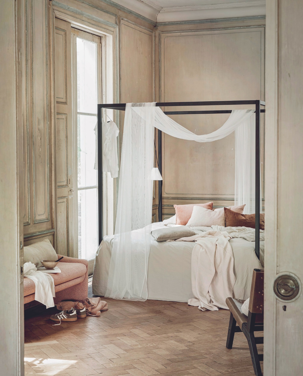 Gepoedercoat stalen hemelbed 02, 200x180x210 cm (lxbxh) € 1860,- (robuust.com). Geweven stoffen bank Zone van BePureHome, 160x52x60 cm (lxbxh) € 499,-, fauteuil Consume van BePureHome, hout en leer, 78x62x86 cm (lxbxh) € 449,- (basiclabel.nl). Katoenen hanglamp Matin van Hay € 115,99 (vtwonen.nl/shop). Langwerpig beige velours kussen, 80x30 cm € 44,90, beige velours kussen op bed € 32,50, roze velours kussen € 32,50, roze tas € 59,95 (mrsbloom.nl). Bruin linnen kussen Cocoa € 29,-, linnen laken Sea Shell € 139,-(bymolle.com). Keramieken kom Wabi Sabi Earthy, set van 2 € 115,-(marjokedeheer.com).Tijdschrift Ark Journal € 29,-(thefinestore.com). Gympen Spezial (adidas.nl). vtwonen 09-2024 | styling Marlies Does | fotografie Peggy Janssen
