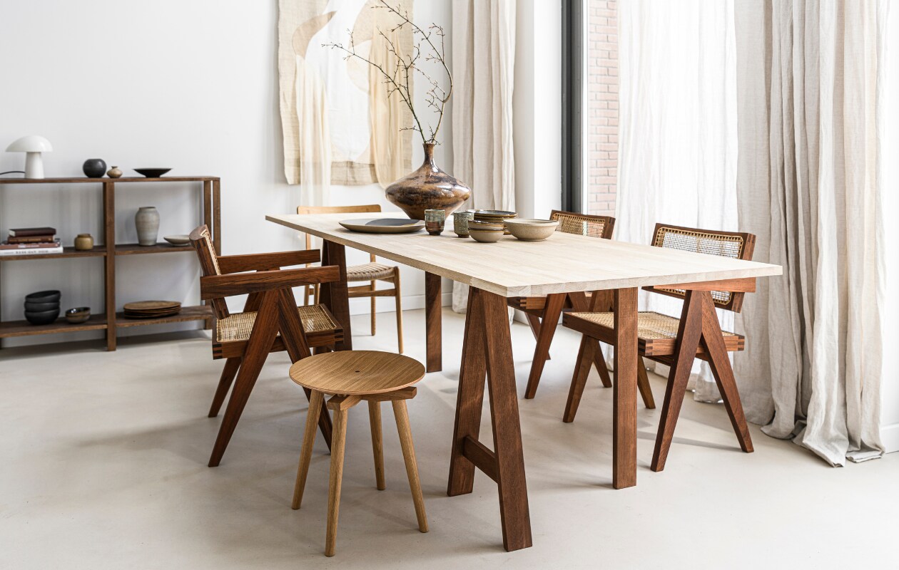 Wandkleed prijs op aanvraag (avenue-designstudio.com). Stoelen Pierre Jeanneret design Office Chair per stuk € 579,- (objectembassy.com). Houten stoel met gevlochten zitting CH23 van Carl Hansen &amp; Søn vanaf € 815,- (misterdesign.nl). Eiken tafelblad Tablo 220x90 cm, bladdikte 2,4 cm € 199,- (woood.nl). Keramieken bord Hessa van Ferm Living € 88,99, groengrijze borden en kommen van Serax uit 12-delige serviesset € 199,- (vtwonen.nl). Houten kast DIY-idee, zie blz. 67. Overig privébezit. vtwonen special DIY 3 09-2021 | styling Kim van Rossenberg | fotografie Sjoerd Eickmans