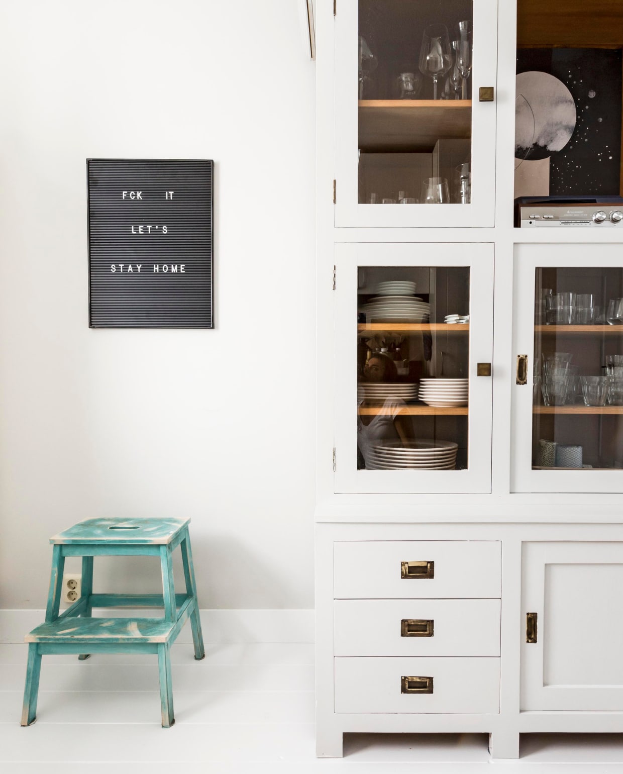 Kast van House Doctor , 60x45 cm € 79,95 (wehkamp.nl). Poster in kast Crisp Sheets Sterrenbeeld Universe 50x70 cm € 45,-, beige aardewerken kan van Nordal 9xØ8 cm € 10,99, zwart-witte kan van Nordal 14xØ10 cm € 34,99, zwart-witte aardewerken mok van Nordal, Ø9 cm € 8,99, zwarte aardewerken melkkan van Bloomingville, 9x6 cm (hxØ) € 12,- (www.vtwonen.nl). Servetten € 3,95 (www,vanmanenaantafel.nl). Servieskast, privébezit, geschilderd met perfect finish lak van Histor in kleur Damp 1500, 750 ml € 28,49. Blauw krukje, platen, foto's, okergeel klokje privébezit. vtwonen 08-2017 | styling Femke Pastijn | Fotografie Barbara Kieboom