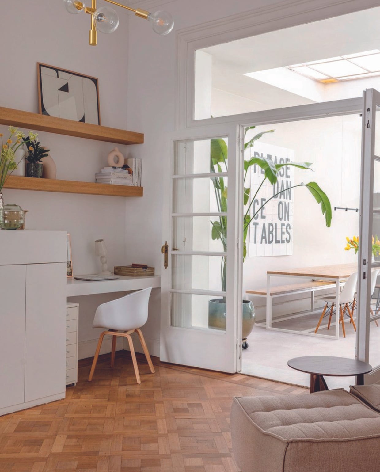 Planken, bureau en ombouw schouw maatwerk MV Schrijnwerkerij. Print bovenste plank The Poster Club, vaasje op boeken H&amp;M Home, bureaustoel Hay, ladekast Ikea. Ligstoel en bijzettafel Ethnicraft via Live Light,parketvloer origineel. vtwonen 08-2024 | styling Ilona Jongepier | fotografie Dana van Leeuwen