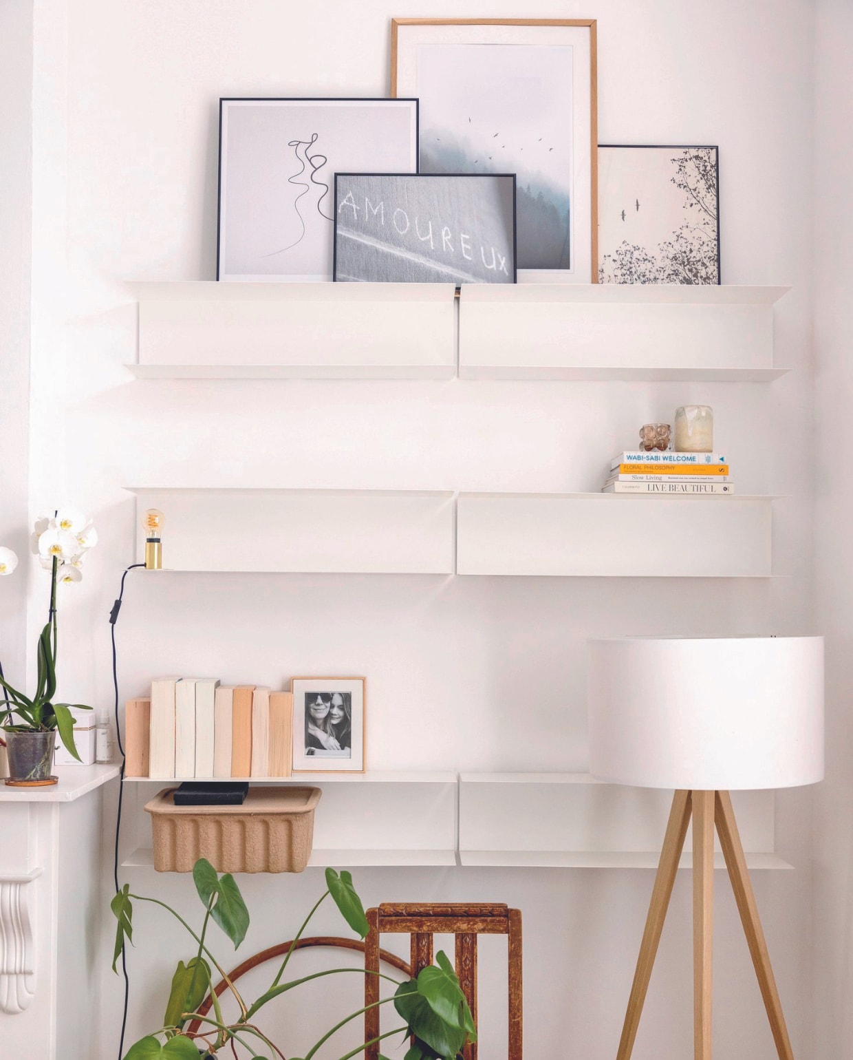 Boekenplanken Ikea, prints Juniqe, vaasje Ceramics by Isabel, theelichthouder H&amp;M Home, doos Ferm Living, stoel erfstuk, vloerlamp Zuiver, tafellamp Lampenlicht, hoepel Ferm Living. vtwonen 08-2024 | styling Ilona Jongepier | fotografie Dana van Leeuwen