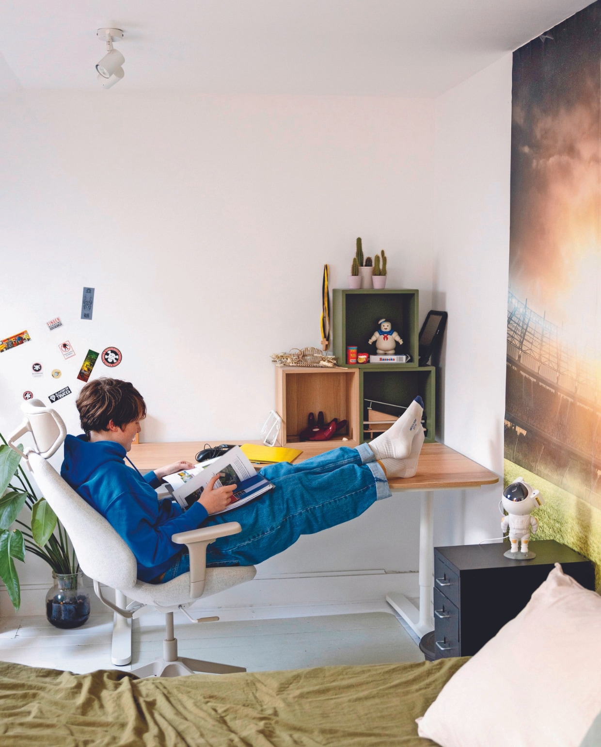 Bureau, bureaustoel, blokken, nachtkastje en beddengoed Ikea. Spotje Brico, behang Stadion van Fotobehang, astronaut-tafellamp Astrolight van Mob. vtwonen 08-2024 | styling Ilona Jongepier | fotografie Dana van Leeuwen
