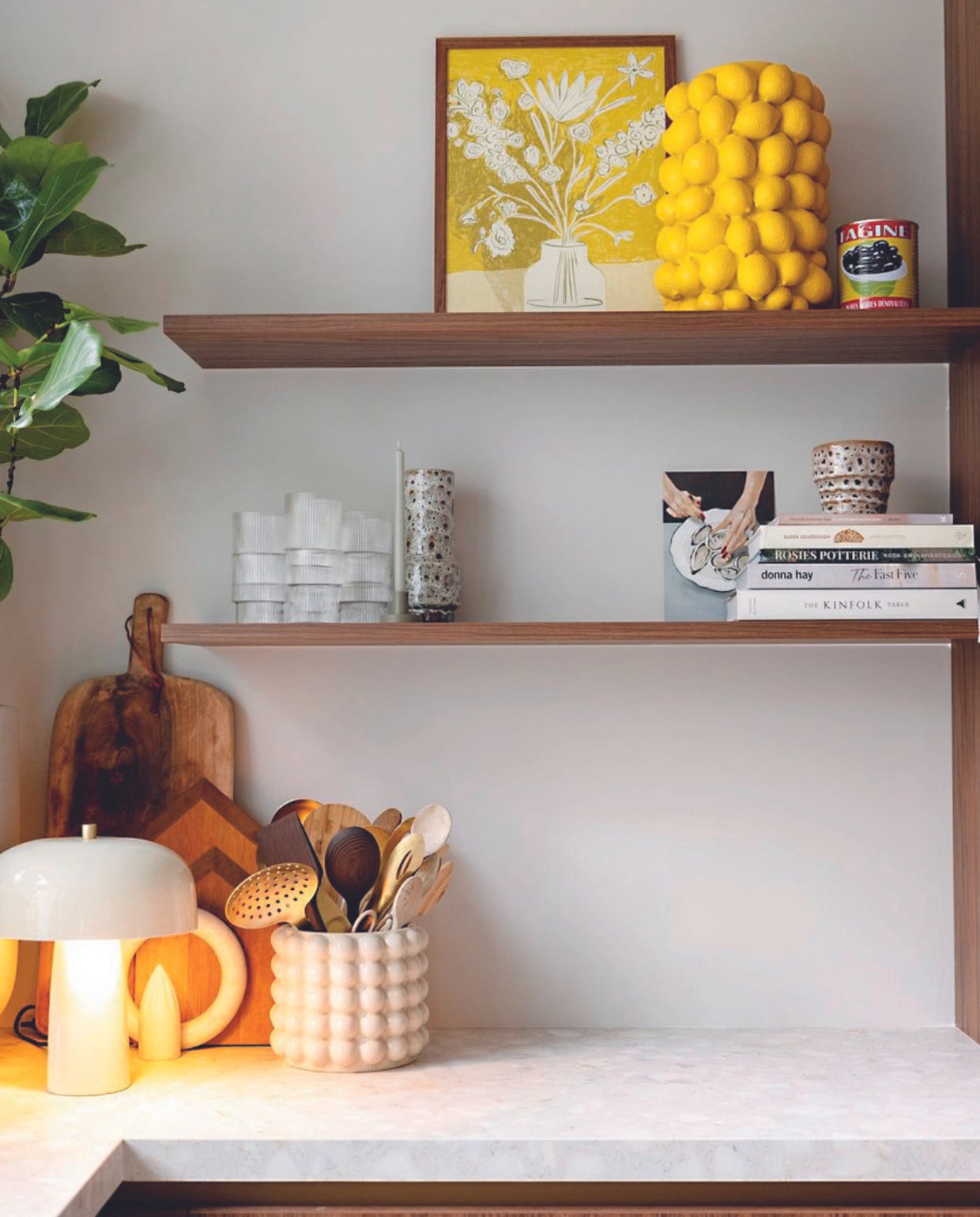 Planken zijn onderdeel van de keuken gemaakt door Studio Kozi. Kunstwerk The Poster Club, citroenvaas Light &amp; Living, bolletjesvaas H&amp;M Home, tafellamp Sissy-Boy, mokken HKliving, glazen Ferm Living. vtwonen 08-2024 | styling Ilona Jongepier | fotografie Dana van Leeuwen