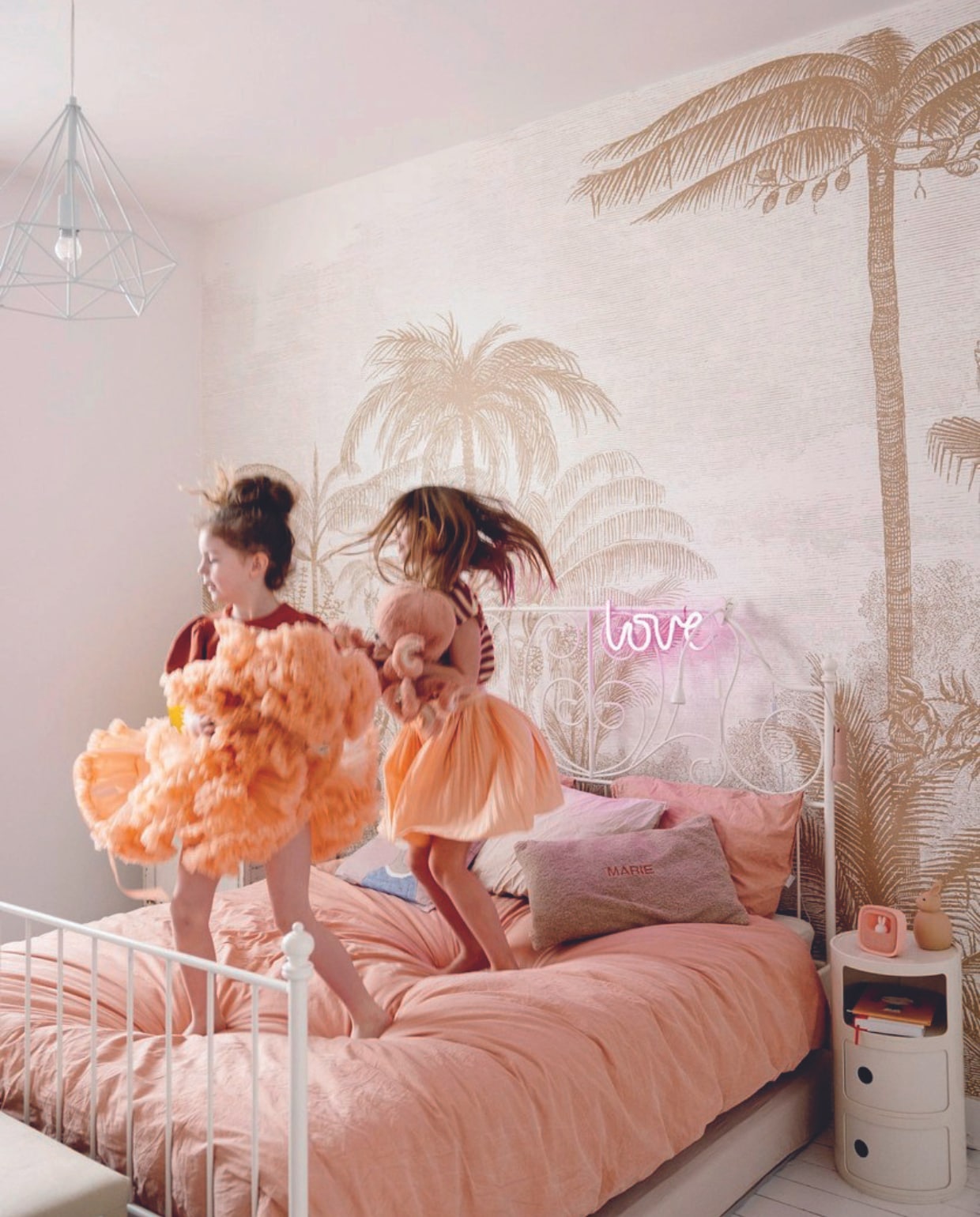Bed Ikea, beddengoed Cotton Suite, nachtkastje Kartell, plafondlamp cadeau, love-lamp A Little Lovely Company, behang Pimpelmees. vtwonen 08-2024 | styling Ilona Jongepier | fotografie Dana van Leeuwen