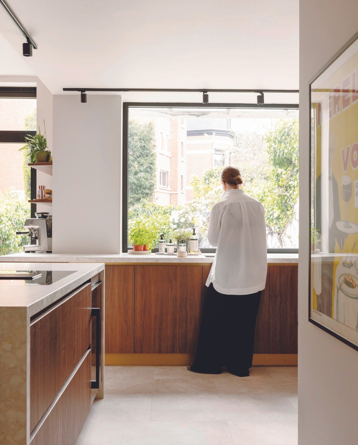 Keuken ontworpen door Ash Studio, gemaakt door Studio Kozi. Met blad Retrostone van Neolith, inductiekookplaat Samsung en wijnkast Aeg. Vintage kunstwerk aan de muur was een cadeau. vtwonen 08-2024 | styling Ilona Jongepier | fotografie Dana van Leeuwen
