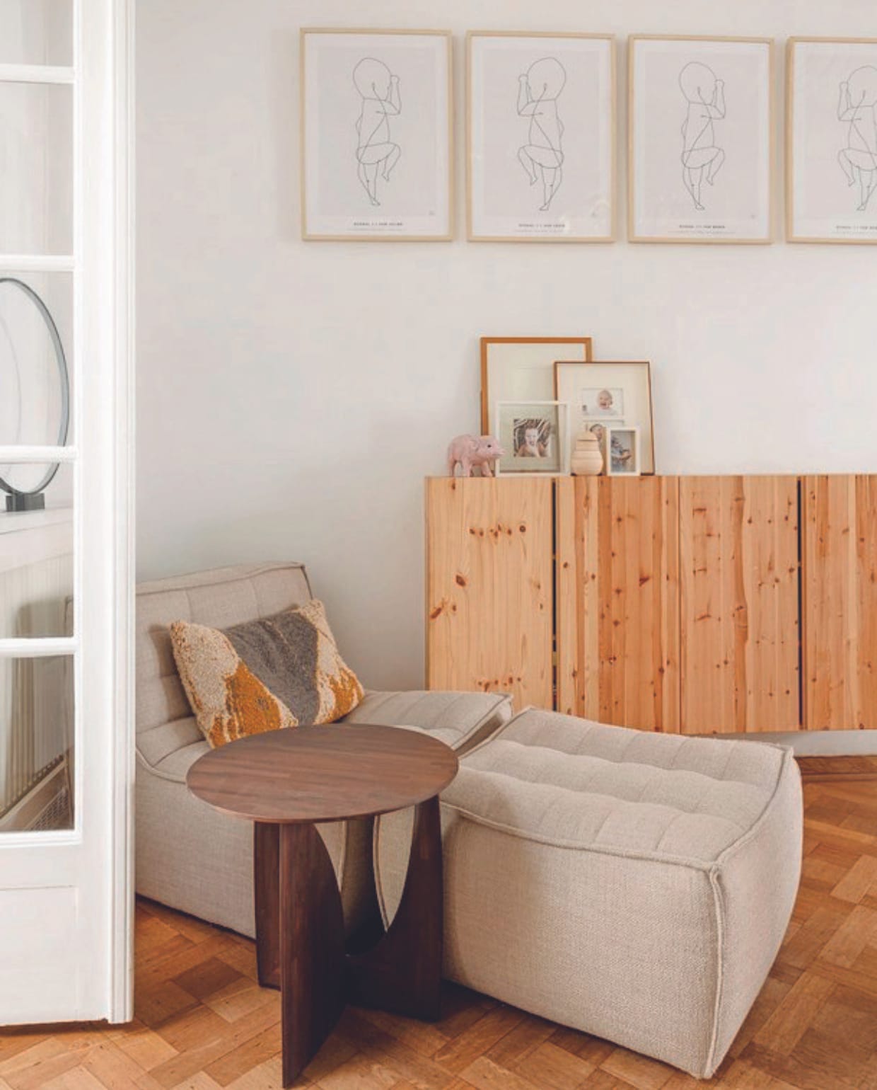 Ligstoel met poef N701, kussen en bijzettafel Ethnicraft via Live Light. Kast Ikea, ingelijst kunstwerk Danielle Vandewijngaerden, illustraties The Birth Poster. vtwonen 08-2024 | styling Ilona Jongepier | fotografie Dana van Leeuwen