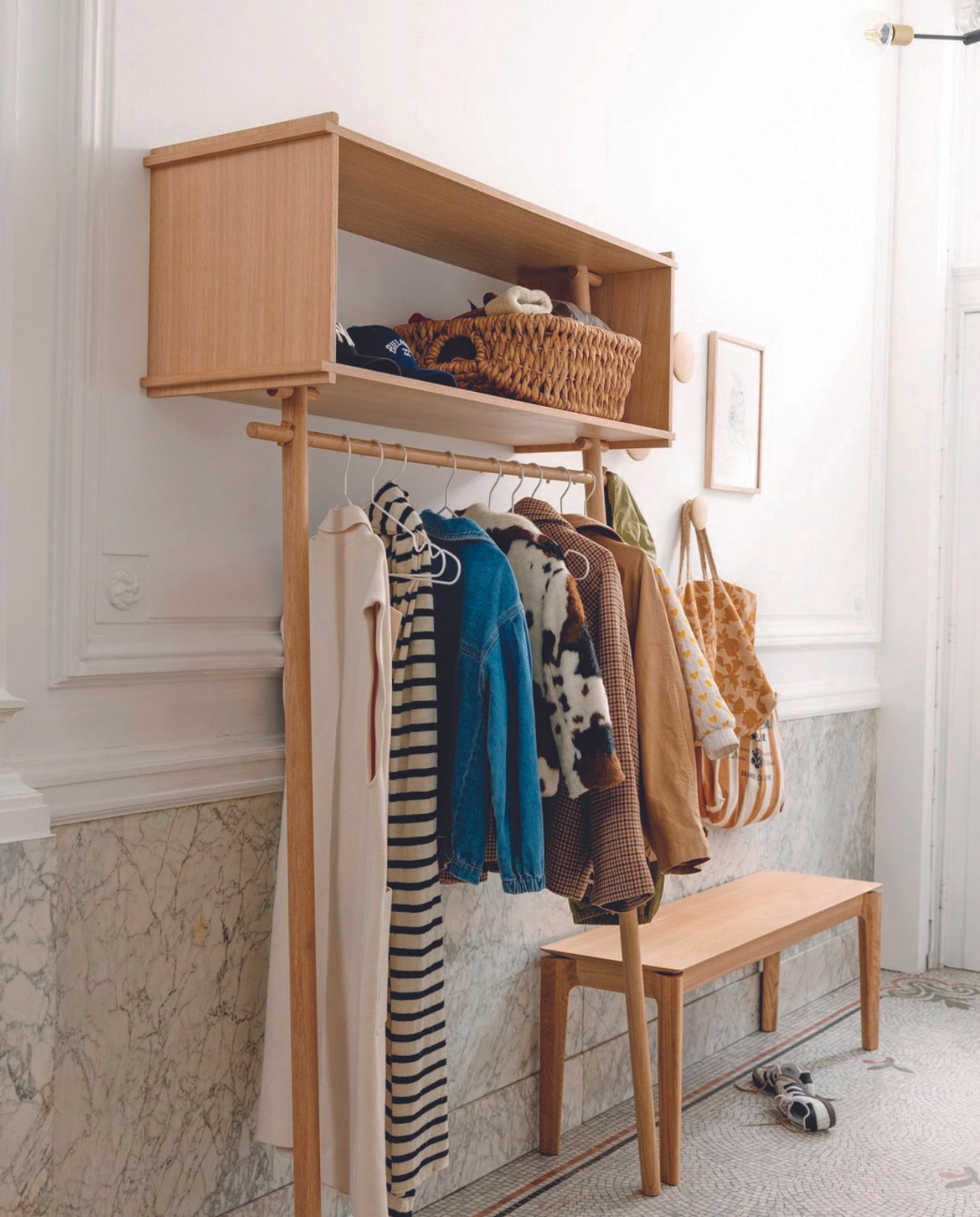 Houten knoppen Muuto, kunstwerk Petit Pourri, tassen Sézane. vtwonen 08-2024 | styling Ilona Jongepier | fotografie Dana van Leeuwen