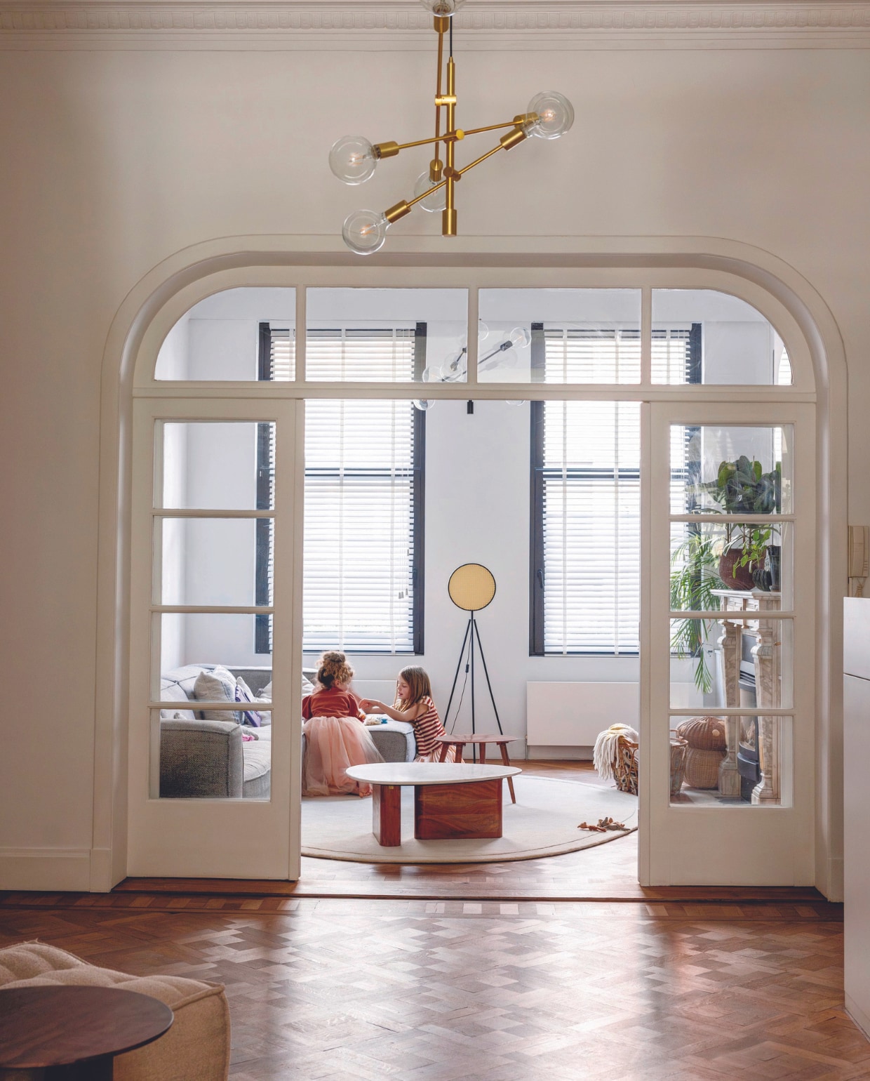 Hanglamp Lampenlicht, salontafel Sissy-Boy, bijzettafel Zara Home, vloerlamp Zuiver. Bank Dunbar en vloerkleed van Fést. Open mand Ikea, paddenstoel mand Oyoy Living Design, parketvloer origineel. vtwonen 08-2024 | styling Ilona Jongepier | fotografie Dana van Leeuwen