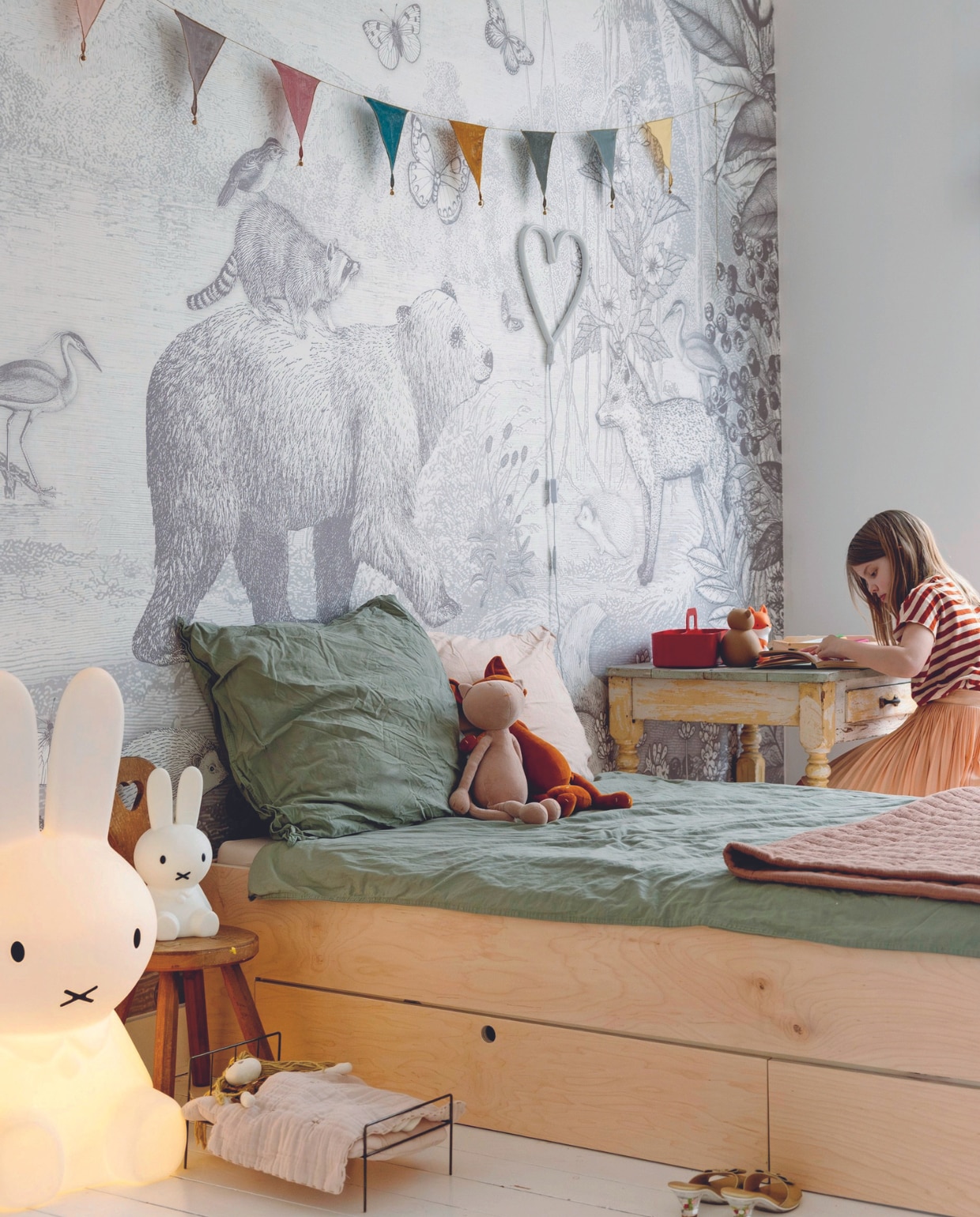 Bed van Little Dreamers, beddengoed H&amp;M Home, sprei Gro Company. Kruk en tafel erfstuk. Nijntjelampen Mr Maria, behang Bosdieren van Pimpelmees, slinger Numero 74, knuffels Adada. vtwonen 08-2024 | styling Ilona Jongepier | fotografie Dana van Leeuwen