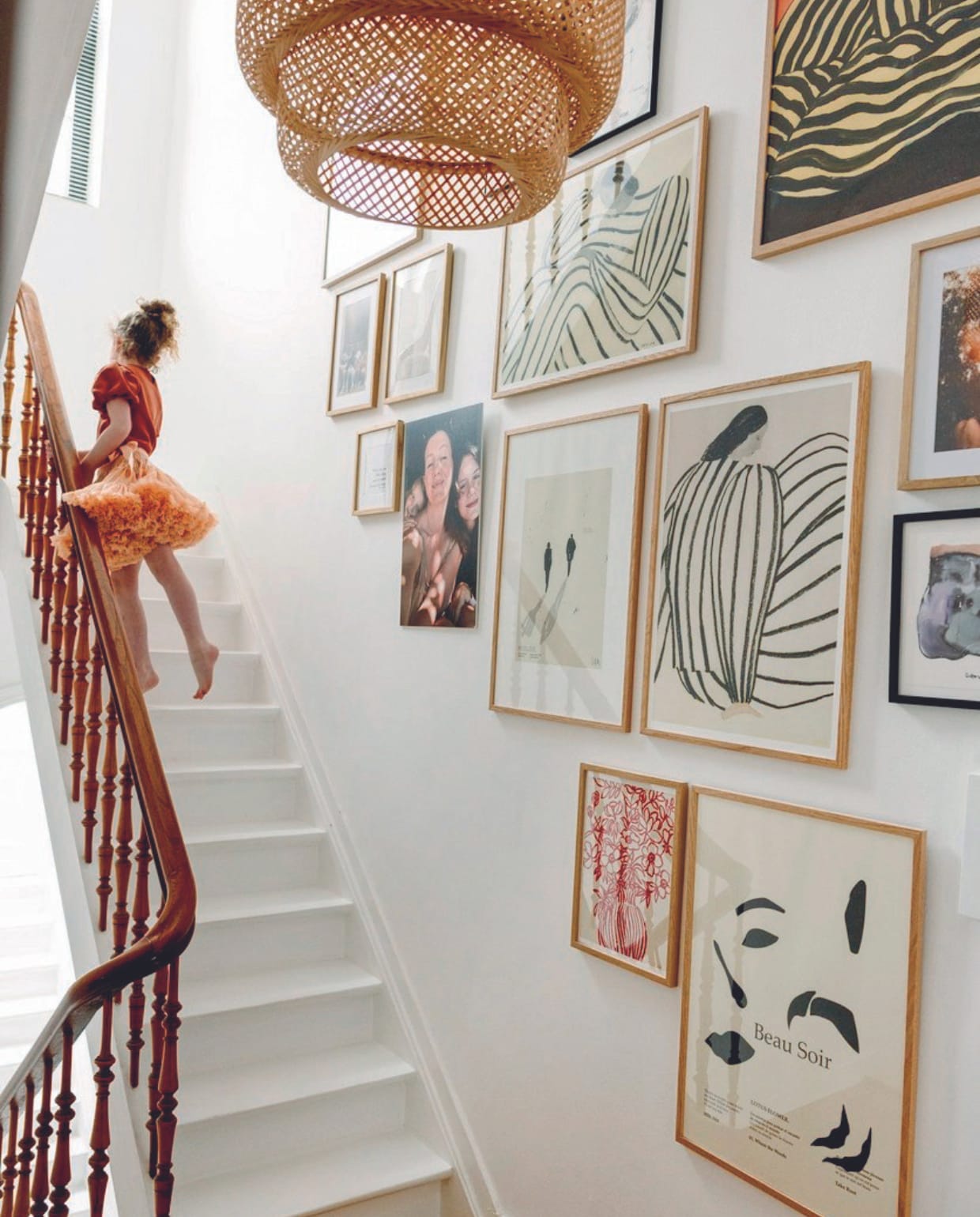 Hanglamp Ikea, prints in eikenhouten lijsten The Poster Club, kunstwerk in zwarte lijst Deborah Marion. vtwonen 08-2024 | styling Ilona Jongepier | fotografie Dana van Leeuwen