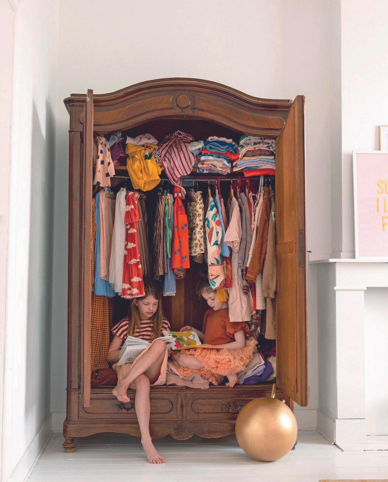 Antieke kast van Dieters grootouders, poster cadeau, vloerkleed Sissy-Boy, skippybal Ratatam, vloer origineel en wit geschilderd. vtwonen 08-2024 | styling Ilona Jongepier | fotografie Dana van Leeuwen