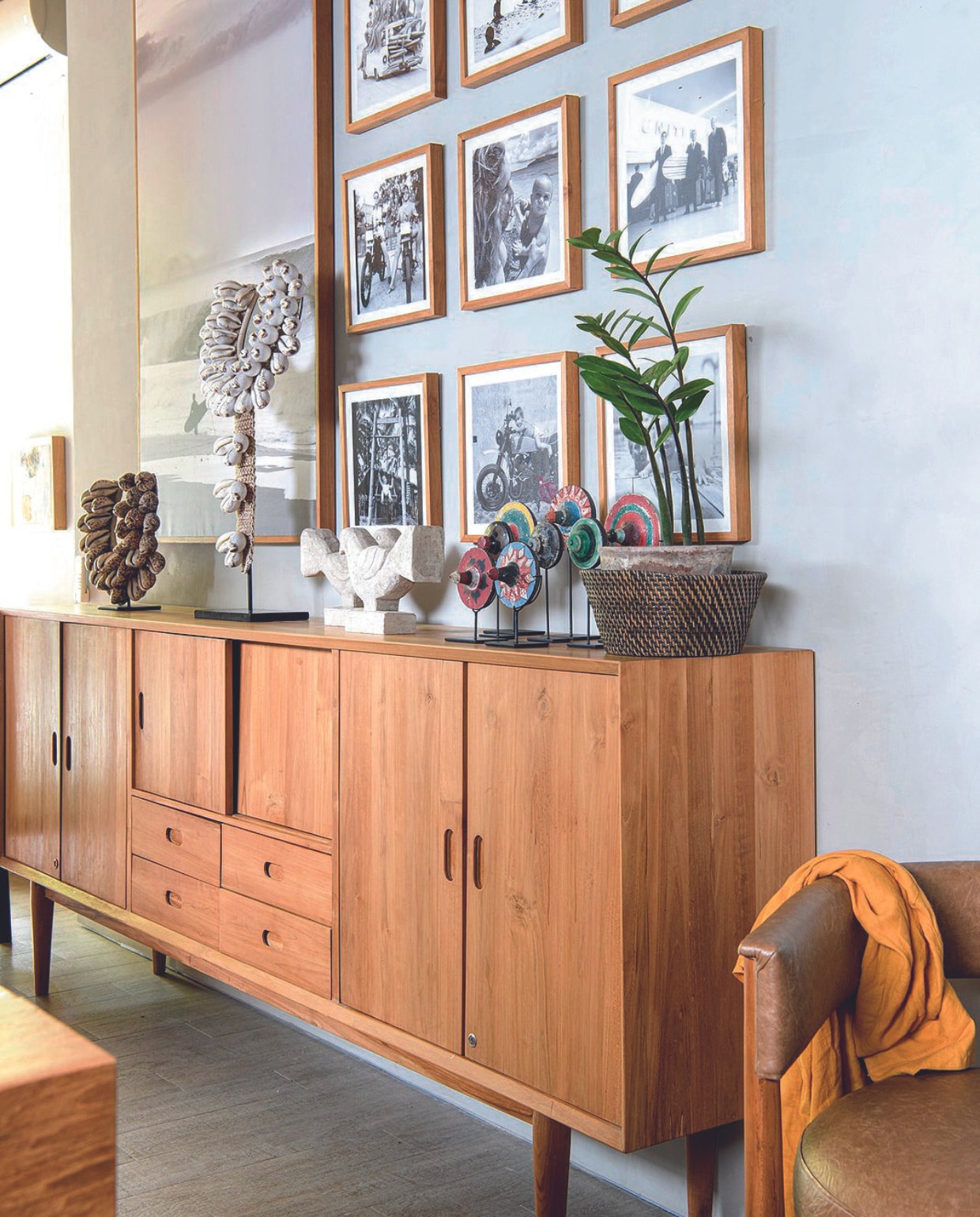 Dressoir maatwerk, stoel Indah Jaya, in lijsten familiefoto’s, plant Zamioculas. vtwonen binnenkijkspecial 07-2024 | productie Inside Homepage | styling Kim Timmerman | fotografie Louis Lemaire
