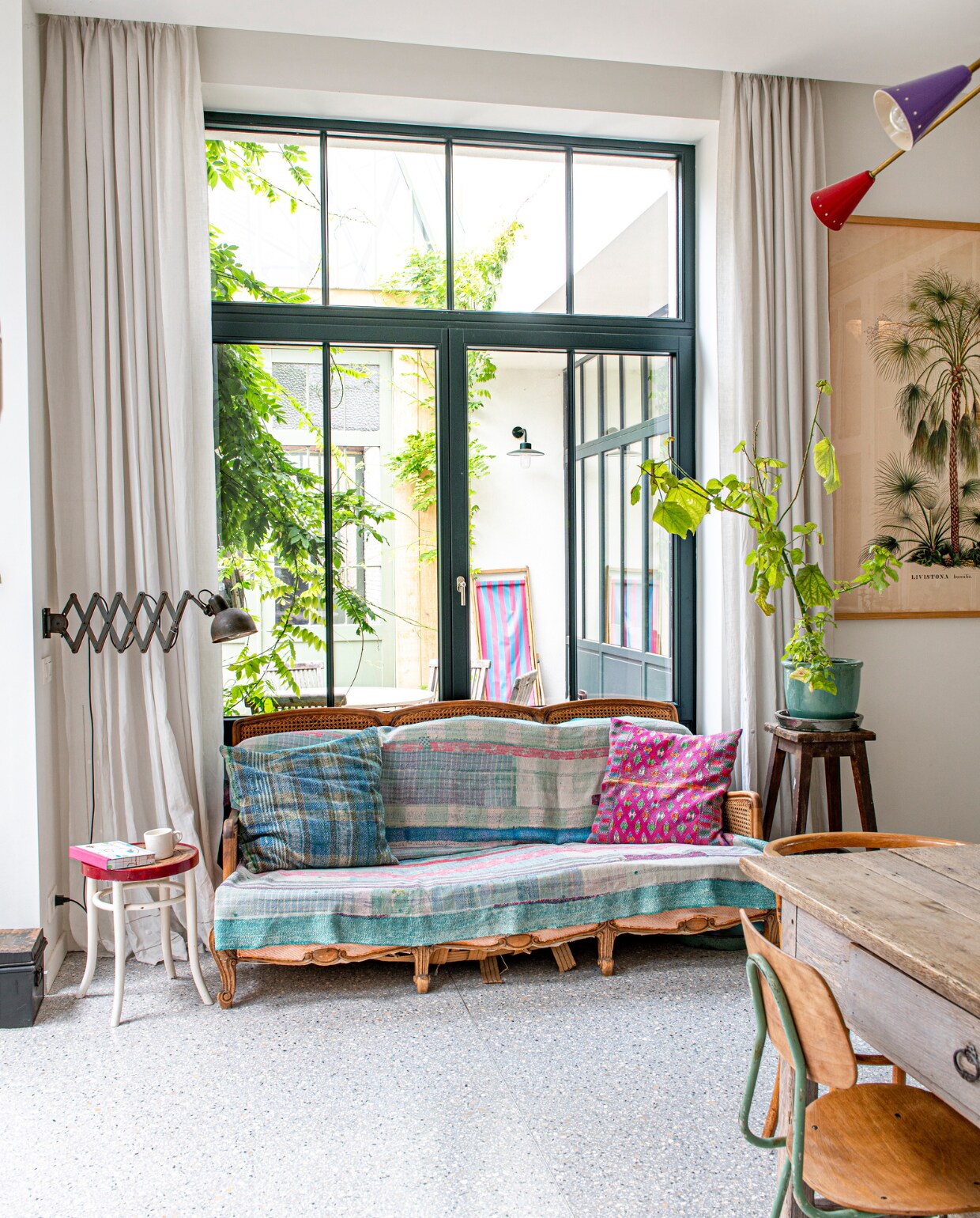 Bank gekregen. De schaarlamp en kruk waren al aanwezig in het pand. Overig onbekend. vtwonen special binnenkijken 03-2023 | fotografie Caroline Coehorst