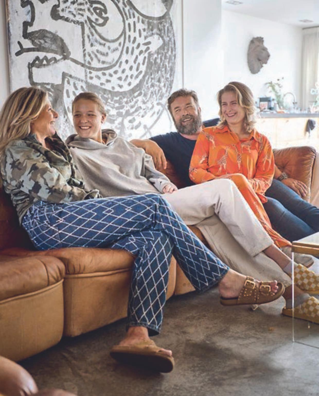 De bewoners Babette Schellekens (eigenaar vintage kledingwinkel Vintage Brands), Arjen Matroos (eigenaar logistiek bedrijf), Micky en Charlie. vtwonen 08-2024 | styling Marianne Luning | fotografie Sjoerd Eickmans
