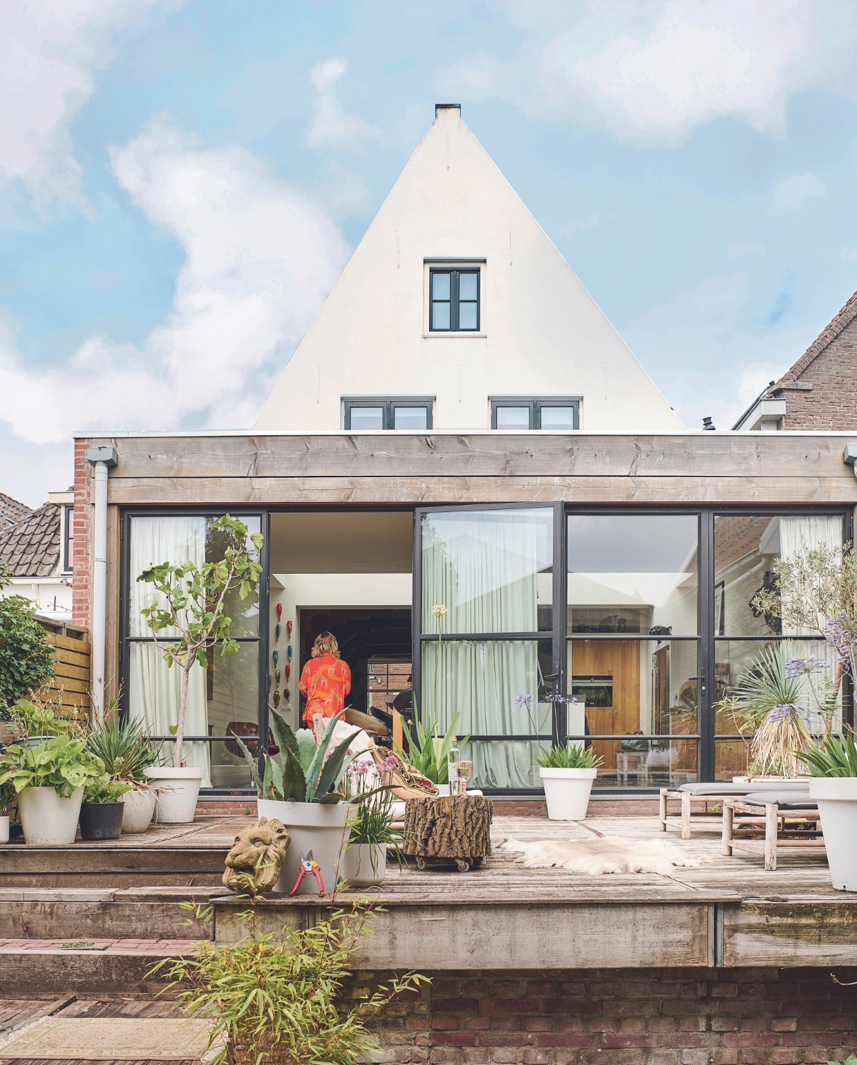 Ligbedden bouwmarkt, wijnglas Tafeljuwelen. vtwonen 08-2024 | styling Marianne Luning | fotografie Sjoerd Eickmans