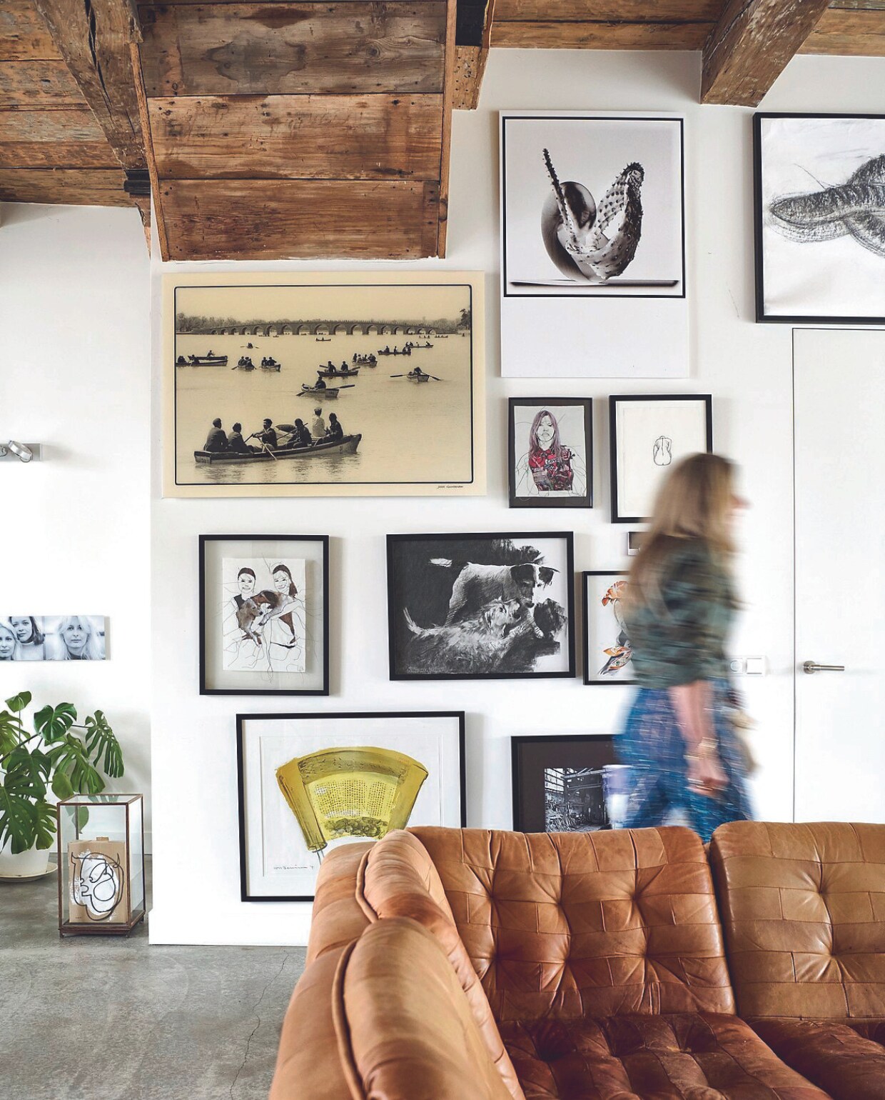 Foto paleismeer Joost Guntenaar,  draadkunstwerk portretten Leoniek Bontje, pentekening Karel Kammeijer, houtskooltekening honden Philine van der Vegte, bank Marktplaats. vtwonen 08-2024 | styling Marianne Luning | fotografie Sjoerd Eickmans