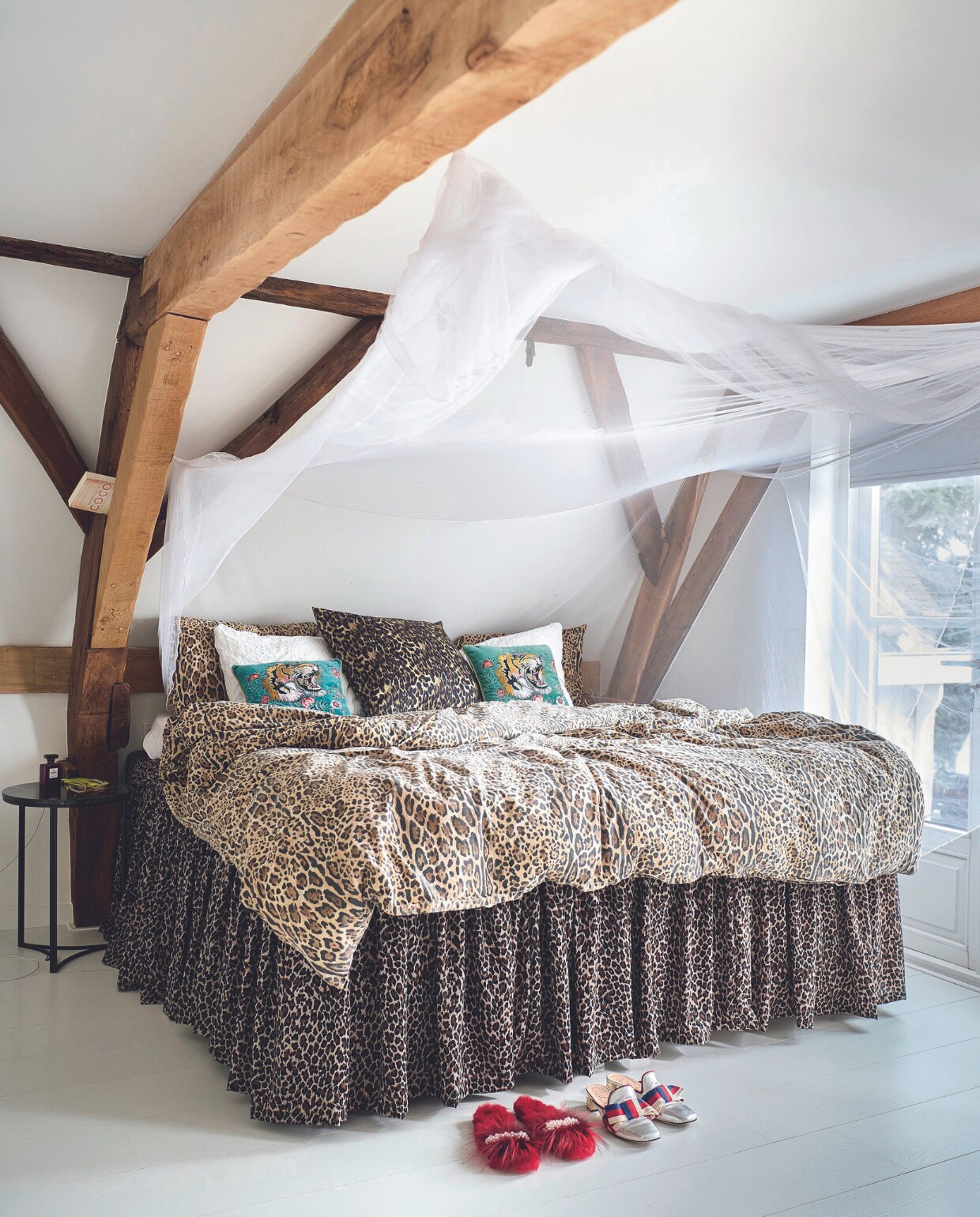 Bedrok op maat gemaakt, dekbedovertrek H&amp;M Home, schoenen Vintage Brands Monnickendam. vtwonen 08-2024 | styling Marianne Luning | fotografie Sjoerd Eickmans