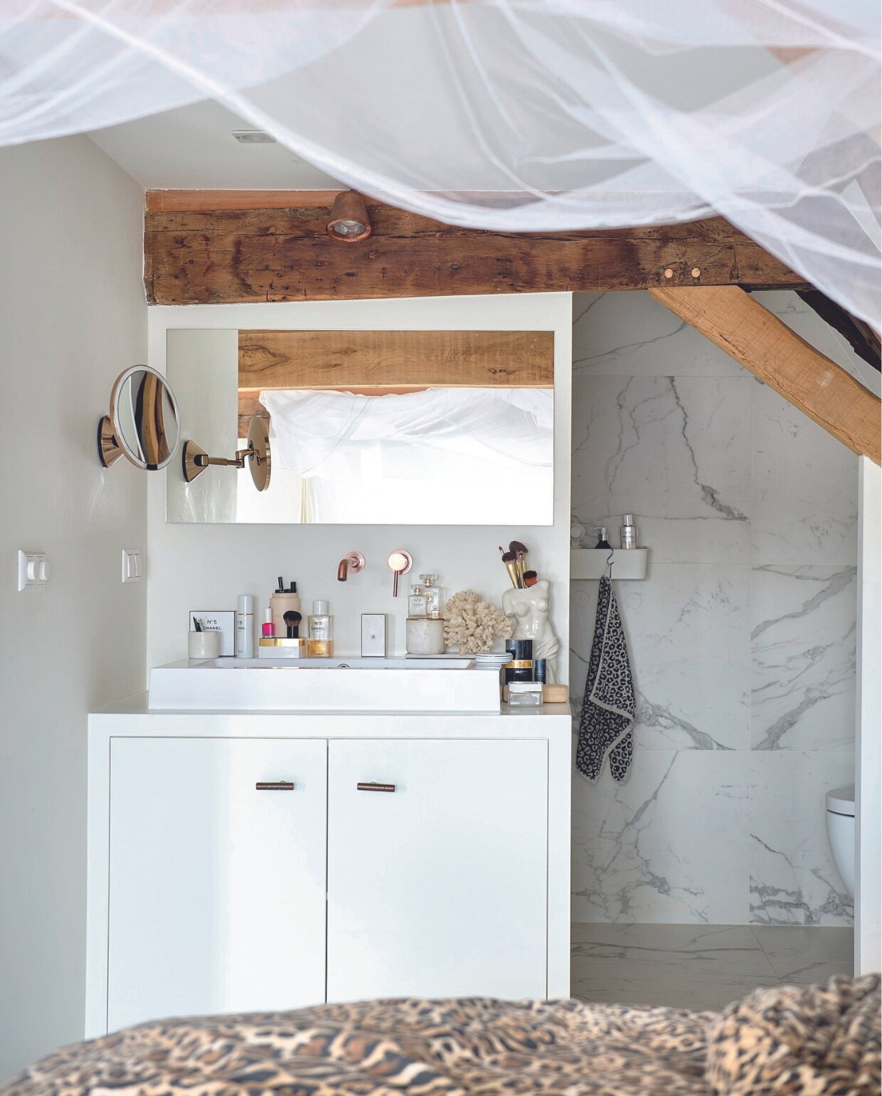 Badkamermeubel gemaakt door aannemer. Wastafel en tegels Sanitairkamer. vtwonen 08-2024 | styling Marianne Luning | fotografie Sjoerd Eickmans