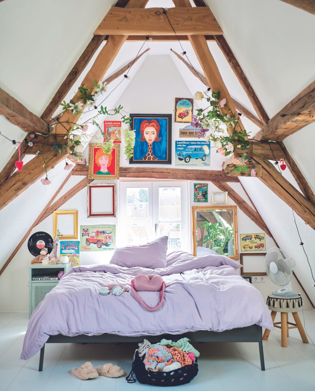 Bed Ikea. Kruk en nachtkastje kringloop. Beddengoed Hema. Portretten en haakwerk van dochter Micky. vtwonen 08-2024 | styling Marianne Luning | fotografie Sjoerd Eickmans