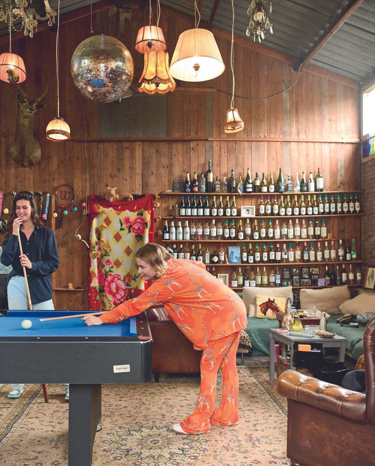 Pooltafel Marktplaats, lampenkappen kringloop, meubels uit vorige huis en van Marktplaats. vtwonen 08-2024 | styling Marianne Luning | fotografie Sjoerd Eickmans