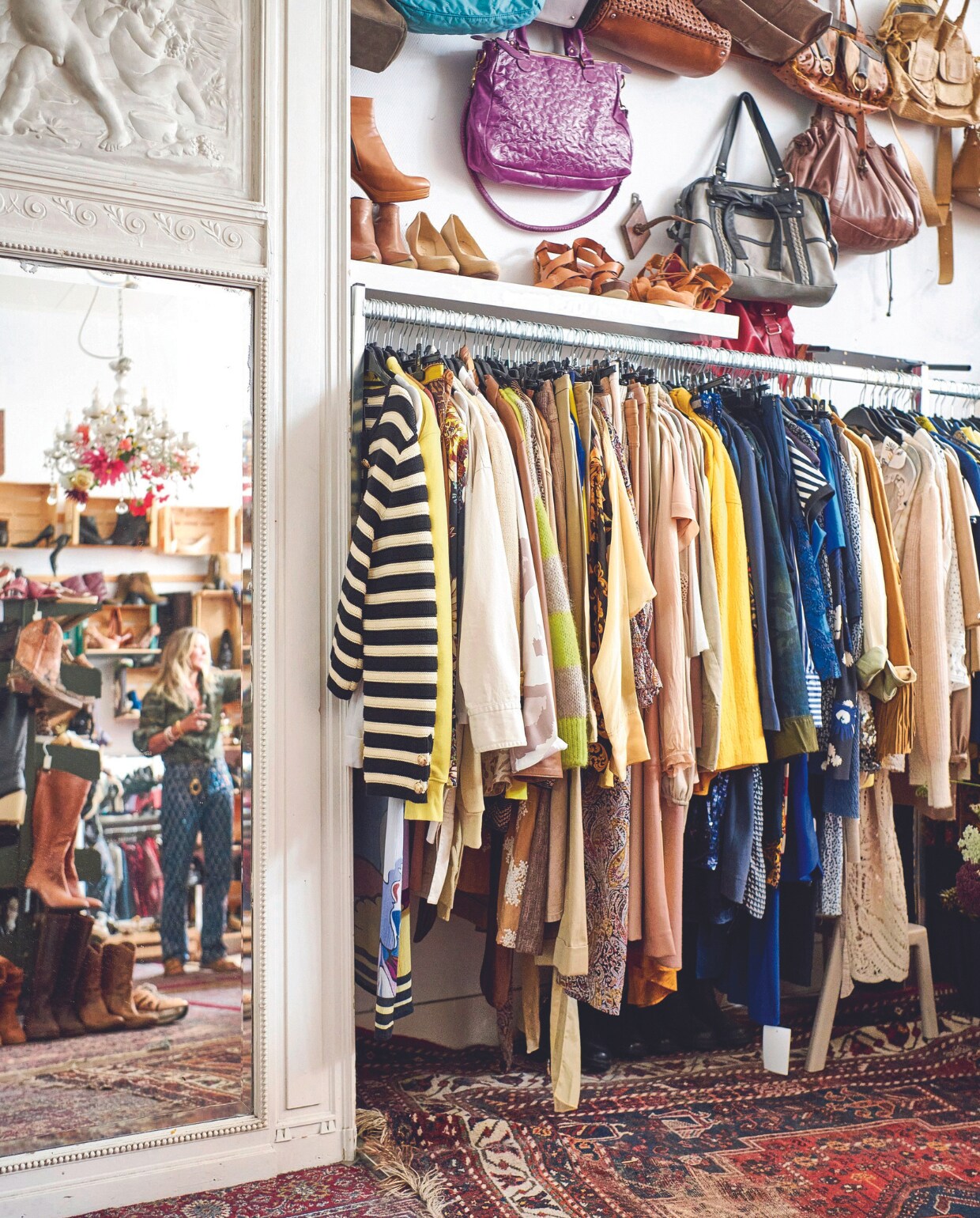 In Babettes winkel. Spiegel antiekwinkel Antwerpen. Perzische tapijten Marktplaats en Ikea. vtwonen 08-2024 | styling Marianne Luning | fotografie Sjoerd Eickmans