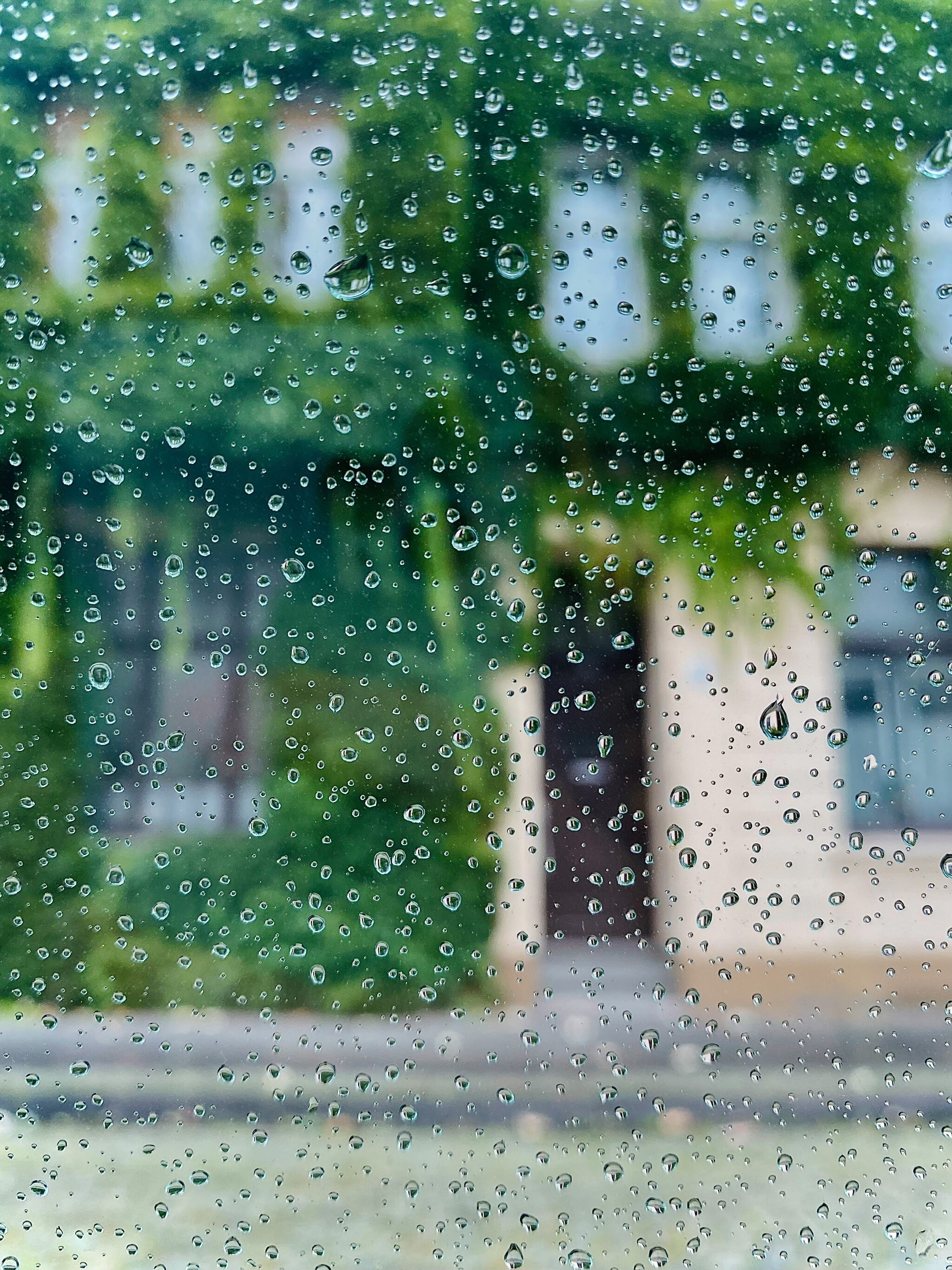 Regen op het raam Fotografie J. Kaur (via Unsplash)