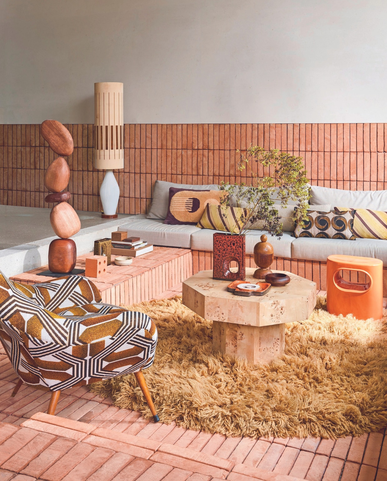 Rode bakstenen Bloc van Ronan &amp; Erwan Bouroullec voor Mutina, 13x10x13 cm, bouwsteen met zigzag-structuur Celosia van Patricia Urquiola voor Mutina, terracotta honingraat bouwelement Hives van Konstantin Grcic voor Mutina, terracotta geglazuurde tegel, 22x5 cm, alles prijs op aanvraag (spadon.nl). Oudroze marmer Quartzite Beautiful Blast, prijs op aanvraag (solidnature.com). Bordeauxrood stuk marmer met ronde kant € 69,95 (stonedamsterdam.com). Bruine marmerlook tegel, prijs op aanvraag (spadon.nl). Terracottalook tegel Earth Cotto uit de vtwonen collectie, 5x30 cm, per m2 € 79,50 (vtwonen.nl/collectie). Kaki vaas met gat € 39,95, keramisch wandobject Bouquet in oranje en bruin € 49,99 (hkliving.com). Donkerbruin wengéhout en kubus van Padouk-hout, prijs op aanvraag (fijnhout.nl). Verfkleuren van boven naar onder: Burgundy Wine, Transcend, Orange Vermillion (histor.nl). Behang Matières végétales in Buri VP 985 80, 10x1 m, per rol € 218,- (elitis.fr). Mini-kan € 15,99 (zarahome.com). Beige travertin pennenbak Klint van Ferm Living € 43,99 (vtwonen.nl/shop). Overig privébezit. vtwonen 09-2024 | styling Cleo Scheulderman | fotografie Jeroen van der Spek