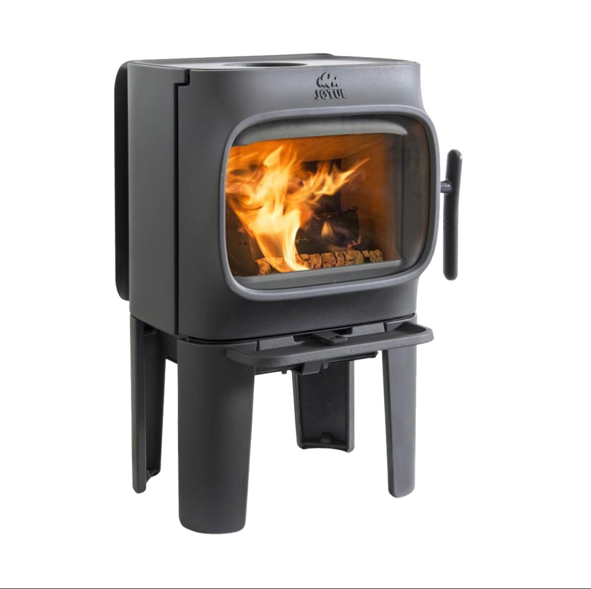 Karakteristieke houtkachel F 105-serie, prijs op aanvraag (jotul.nl). vtwonen Landelijk 06-2024 | She Loves