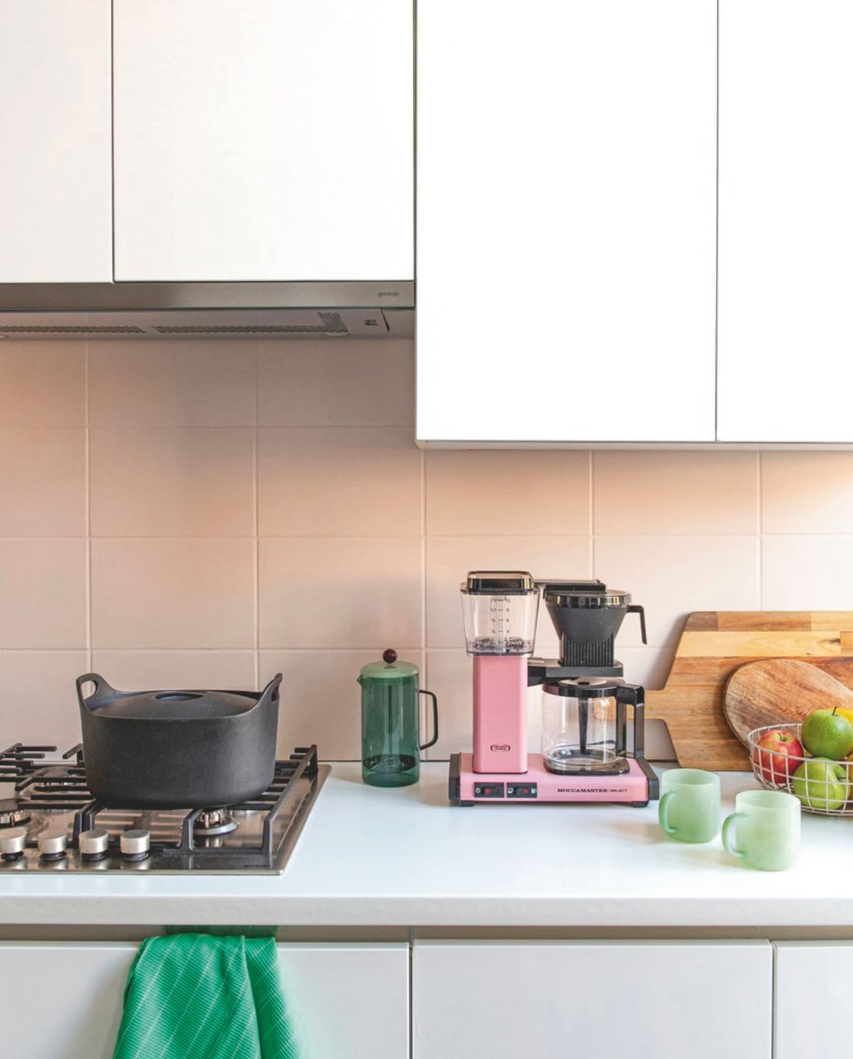 Koffiezetapparaat Moccamaster, wandtegels geschilderd in Kelly Says van Shade. vtwonen 09-2024 | styling Jeske Weel | fotografie Caroline Coehorst