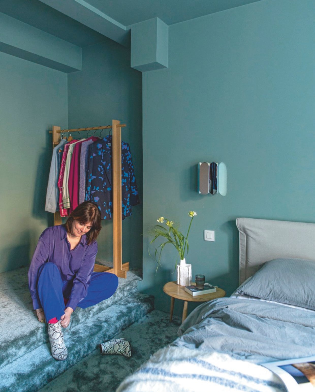 Kledingrek Ferm Living, bijzettafel Ercil, wandlamp Arcs van Hay, wandkleur Evergreen van Shade vtwonen 09-2024 | styling Jeske Weel | fotografie Caroline Coehorst
