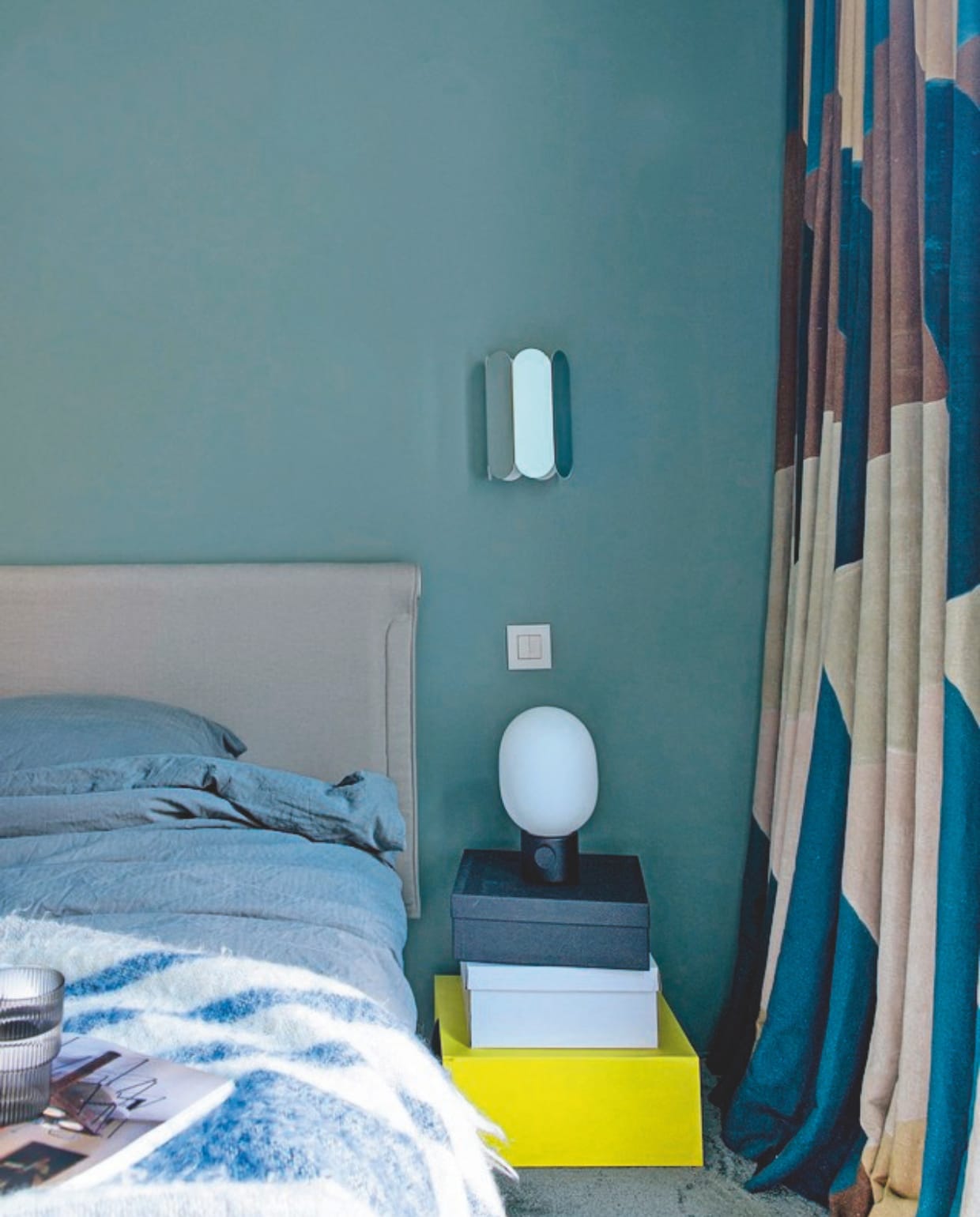 Bed Tamoto van Hay, bedlamp Arcs van Hay, rest onbekend. vtwonen 09-2024 | styling Jeske Weel | fotografie Caroline Coehorst