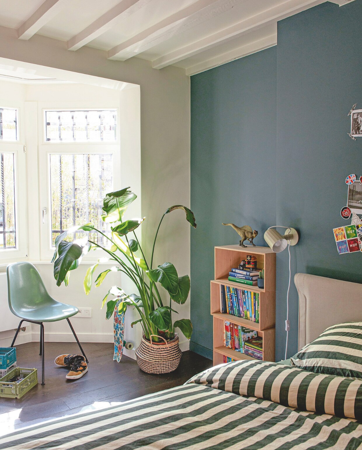 Stoel Dsx van Charles Eames voor Vitra, boekenrek Stacked van Muuto. Wandlamp en bedlinnen Été van Hay. Wandkleur Happy Turtle van Shade. vtwonen 09-2024 | styling Jeske Weel | fotografie Caroline Coehorst
