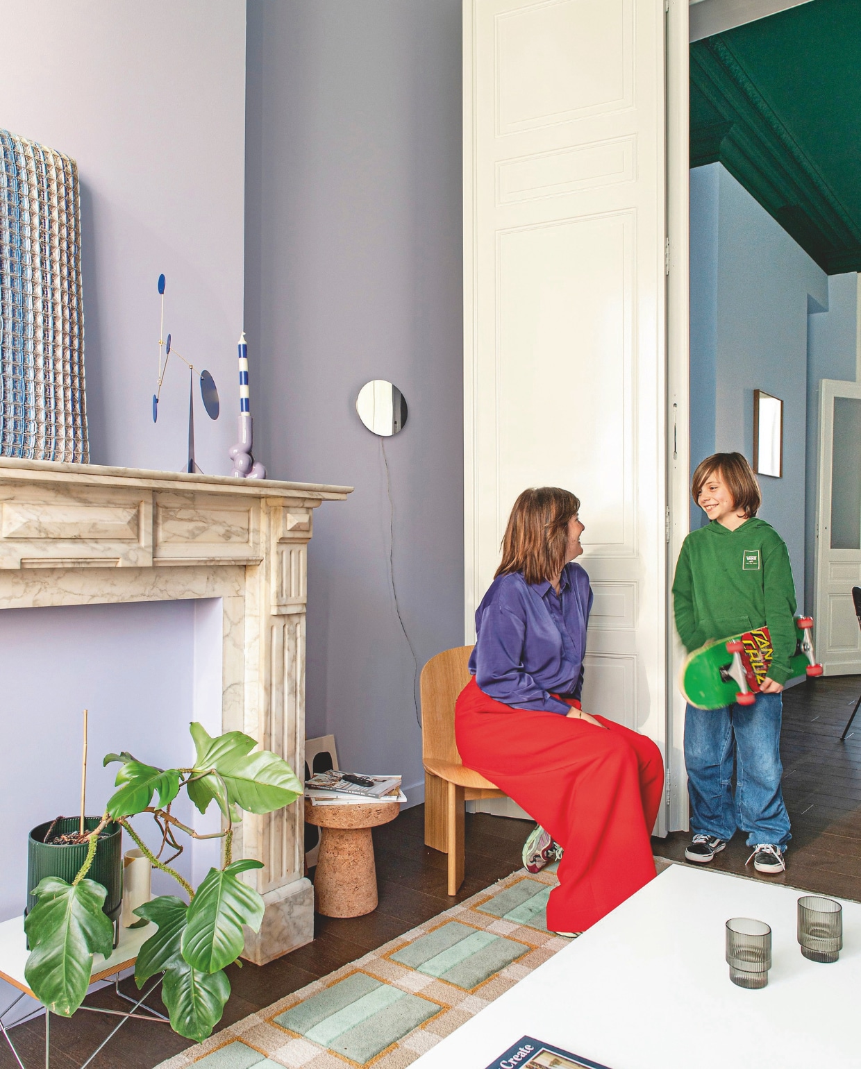 Bijzettafel en kruk Cork Family van Vitra. Stoel Chisel van Hay. Wandkleur voor Surfers Bluewand, wandkleur achter Lilac Of Course uit collectie Shade by Kelly van Shade. Vloerkleed van Evelina Kroon voor Layerd. vtwonen 09-2024 | styling Jeske Weel | fotografie Caroline Coehorst