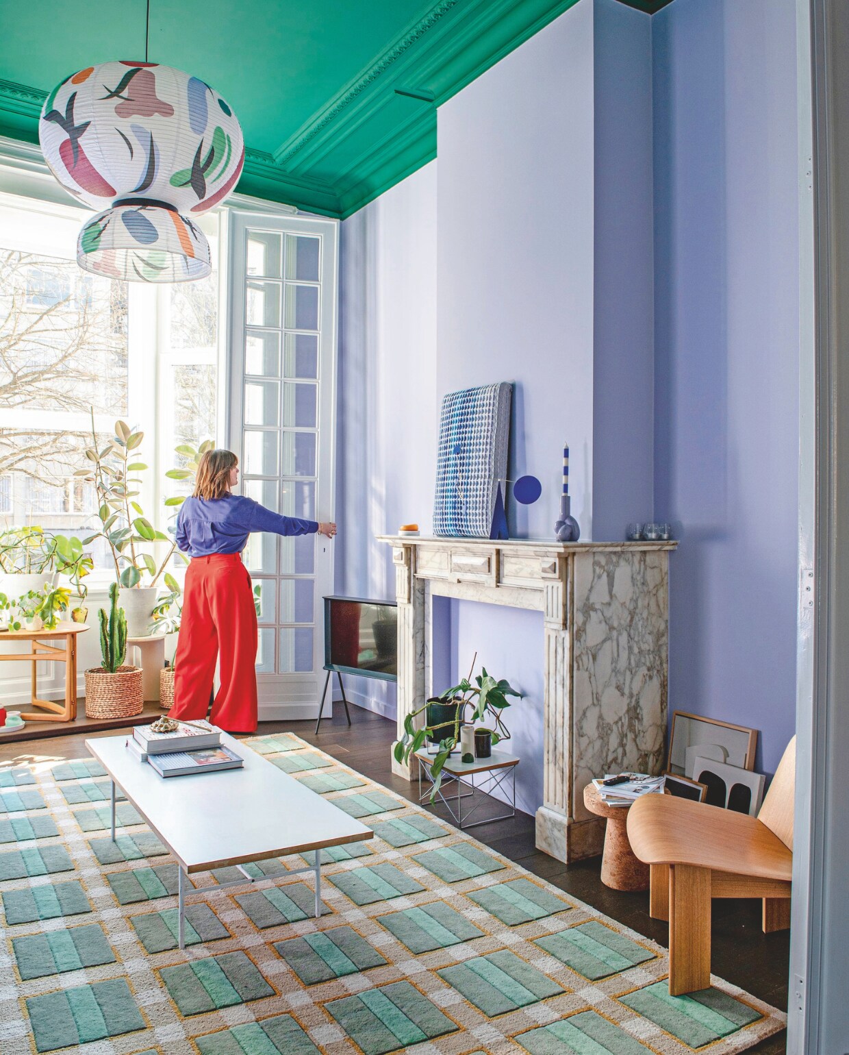 Vloerkleed Evelina Kroon voor Layered. Salontafel en stoel Chisel van Hay. Bijzettafel LTR en bijzettafel Cork Family van Vitra. Hanglamp Formakami Limited Edition van Jaime Hayon voor &amp;Tradition. Plafondkleur In The Woods en wandkleur Lilac Of Course uit collectie Shade by Kelly van Shade. vtwonen 09-2024 | styling Jeske Weel | fotografie Caroline Coehorst