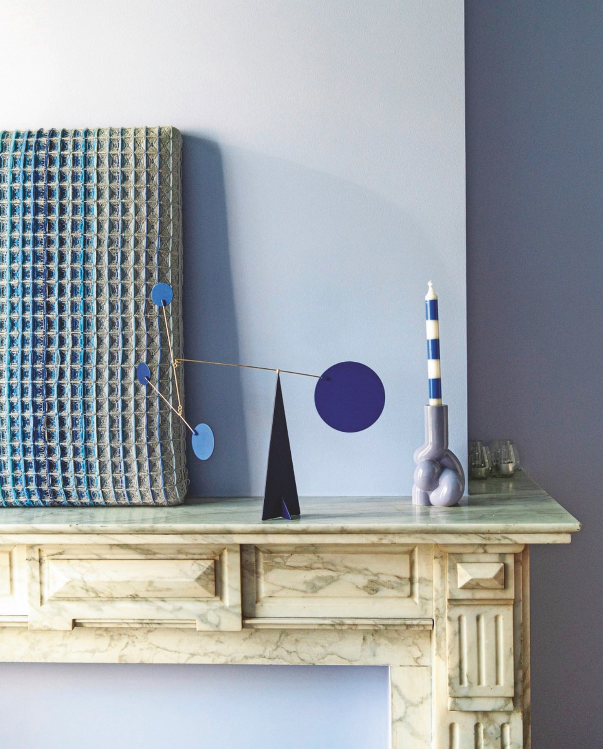 Geweven kunstwerk Ilse Acke, mobile Volta, kandelaar W&amp;S van Hay, wandkleur Lilac of Course uit collectie Shade by Kelly van Shade. vtwonen 09-2024 | styling Jeske Weel | fotografie Caroline Coehorst