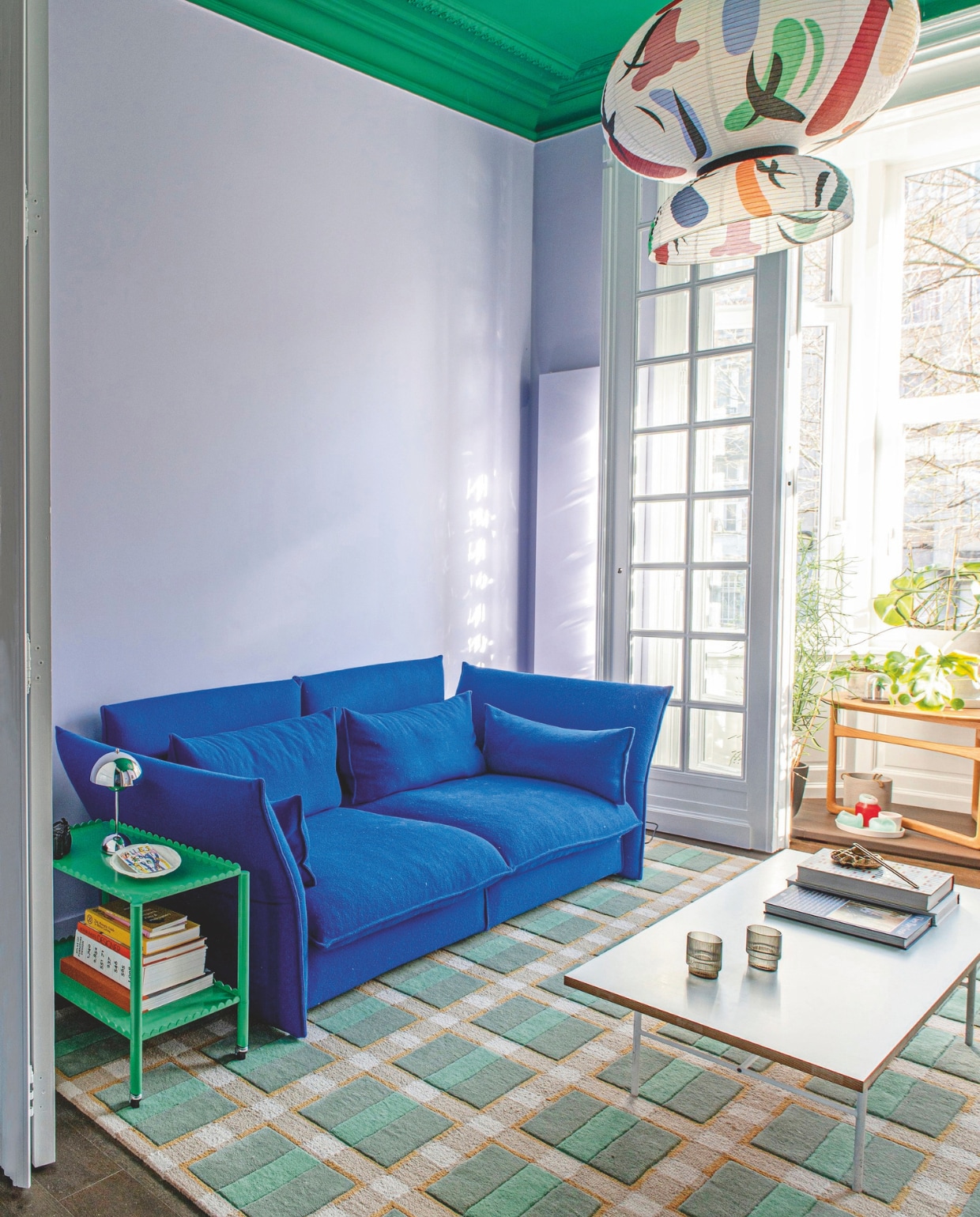 Bank Mariposa en salontafel LTR van Vitra. Trolley Hay. Tafellamp Flowerpot, hanglamp Formakami JH5 van Jaime Hayon en plantentafel Drop Leaf van &amp;Tradition. Drinkglazen Ripple van Ferm Living, vloerkleed van Evelina Kroon voor Layerd via La Fabrika. vtwonen 09-2024 | styling Jeske Weel | fotografie Caroline Coehorst
