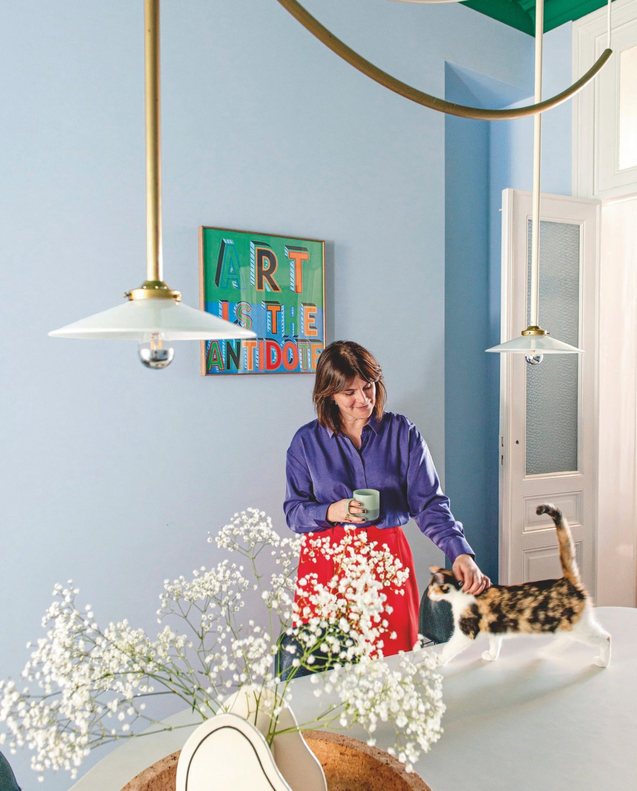 Plafondlamp Valerie Objects via La Fabrika, vaas Paste van Ferm Living, dienblad Cork van Vitra, kunstwerk Art is the Antidote via Museum Voorlinden. vtwonen 09-2024 | styling Jeske Weel | fotografie Caroline Coehorst
