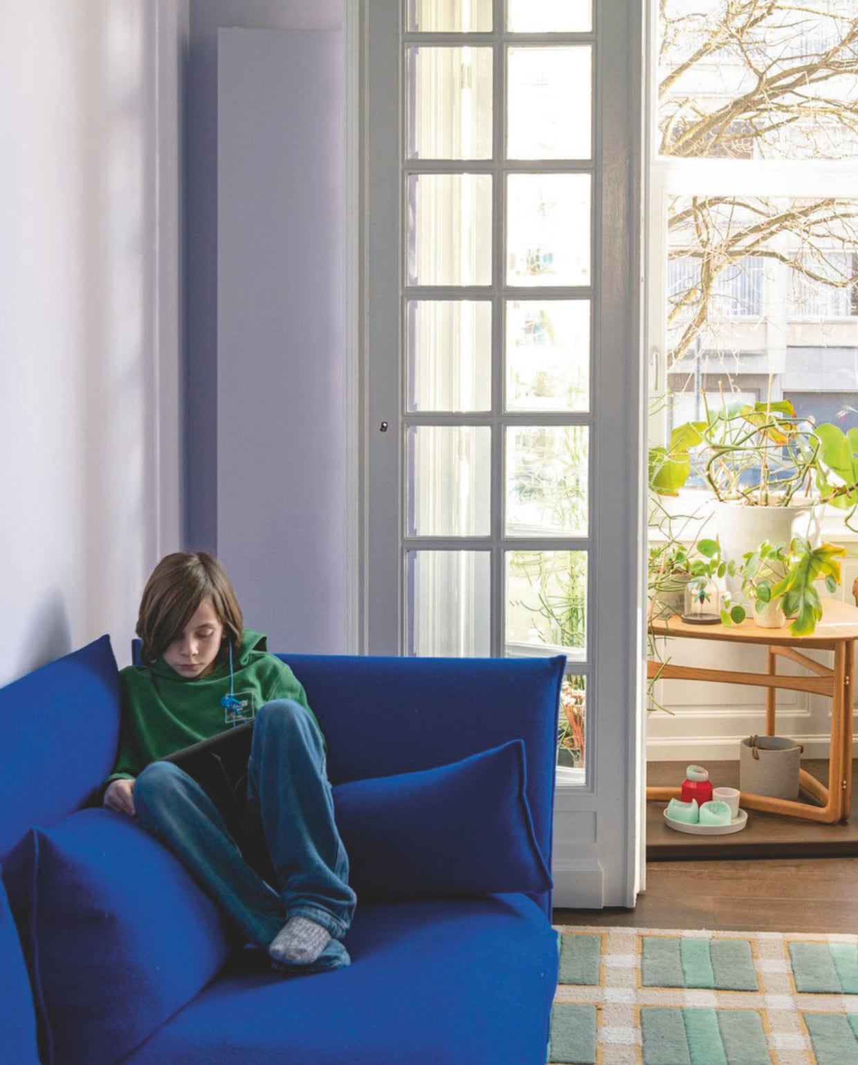 Bank Mariposa van Vitra, plantentafel Drop Leaf van &amp;Tradition, vloerkleed van Evelina Kroon voor Layerd, muurkleur Lilac Of Course uit collectie Shade by Kelly van Shade vtwonen 09-2024 | styling Jeske Weel | fotografie Caroline Coehorst